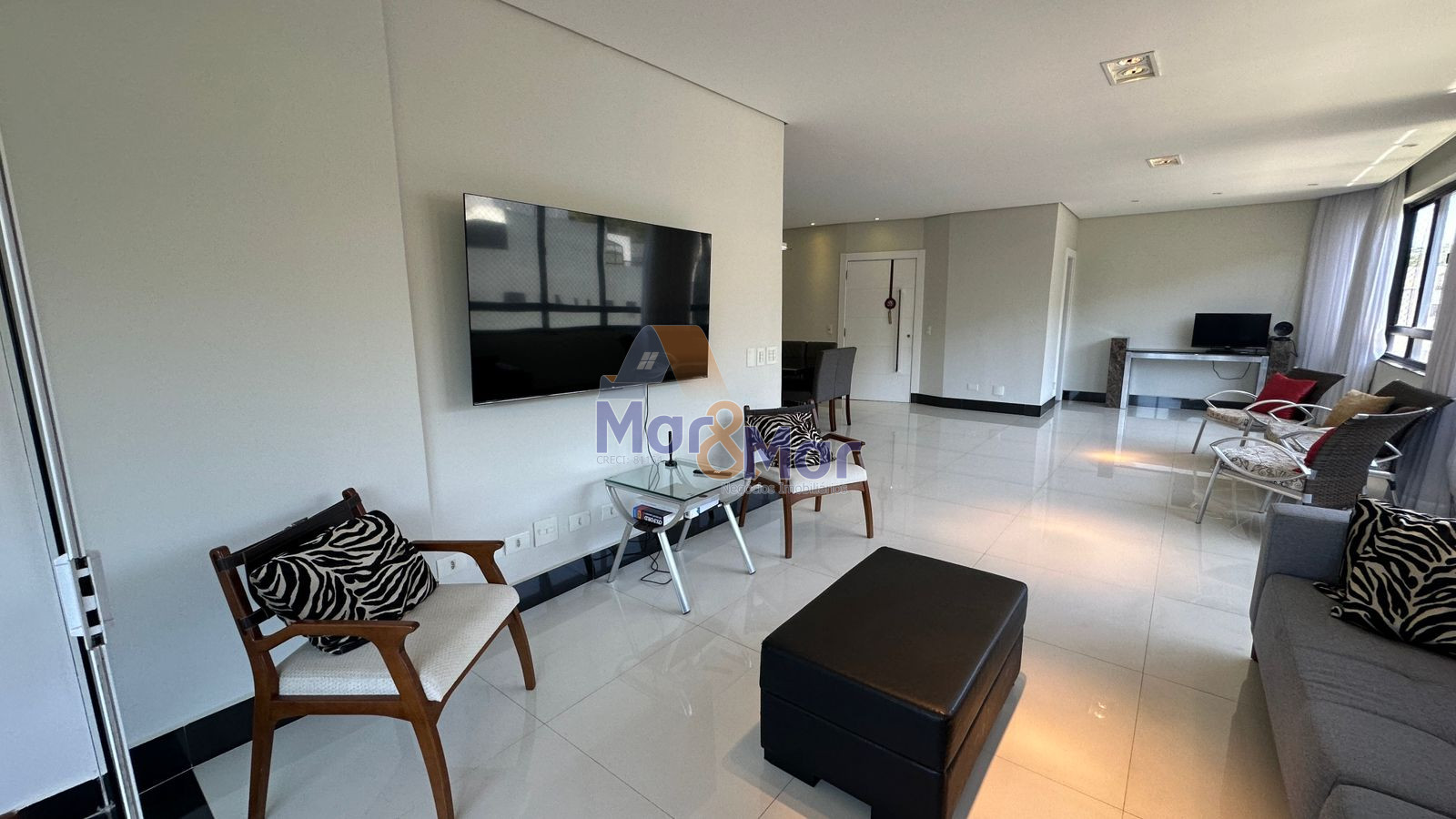 Apartamento na Praia das Pitangueiras, Guarujá - SP