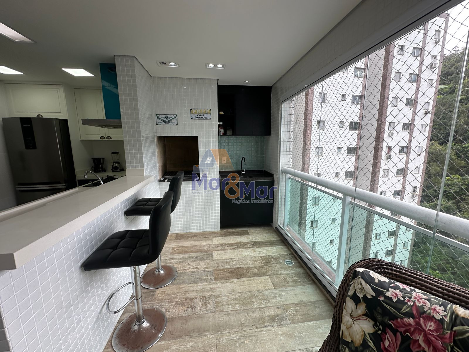 Apartamento na Praia das Pitangueiras, Guarujá - SP