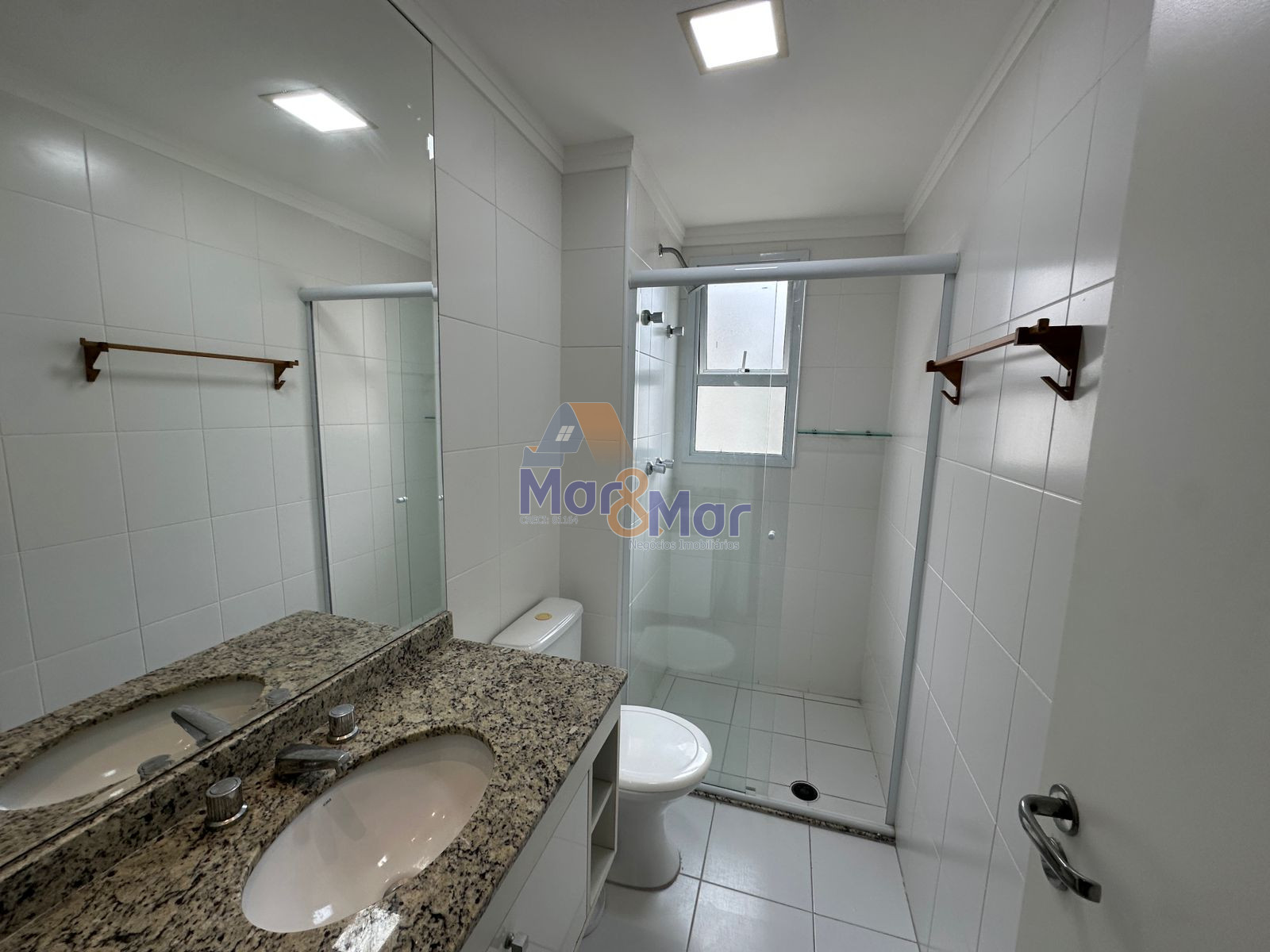 Apartamento na Praia das Pitangueiras, Guarujá - SP