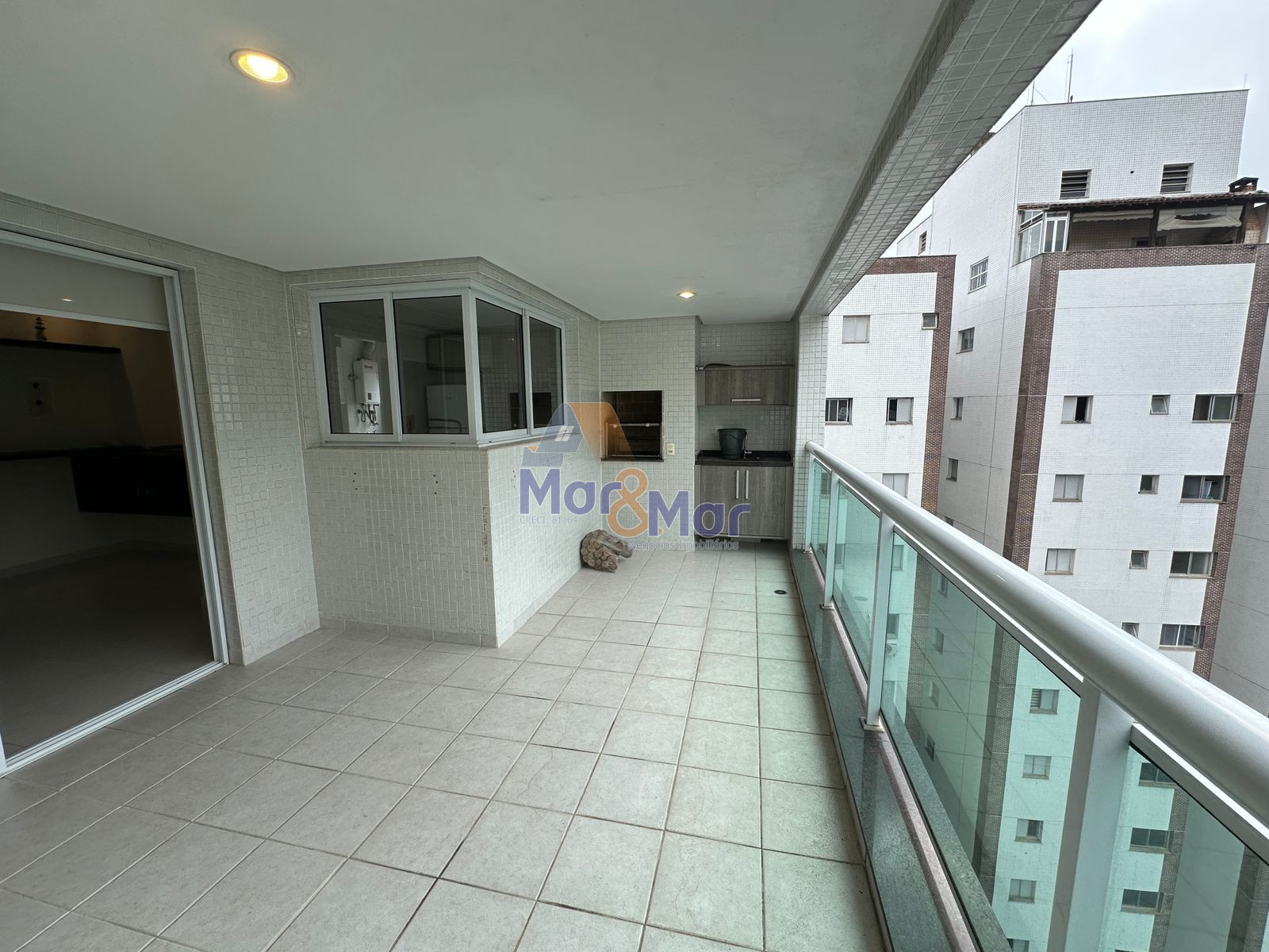Apartamento na Praia das Pitangueiras, Guarujá - SP