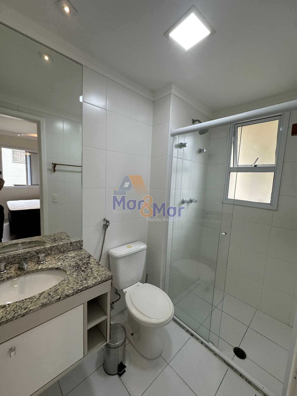 Apartamento na Praia das Pitangueiras, Guarujá - SP