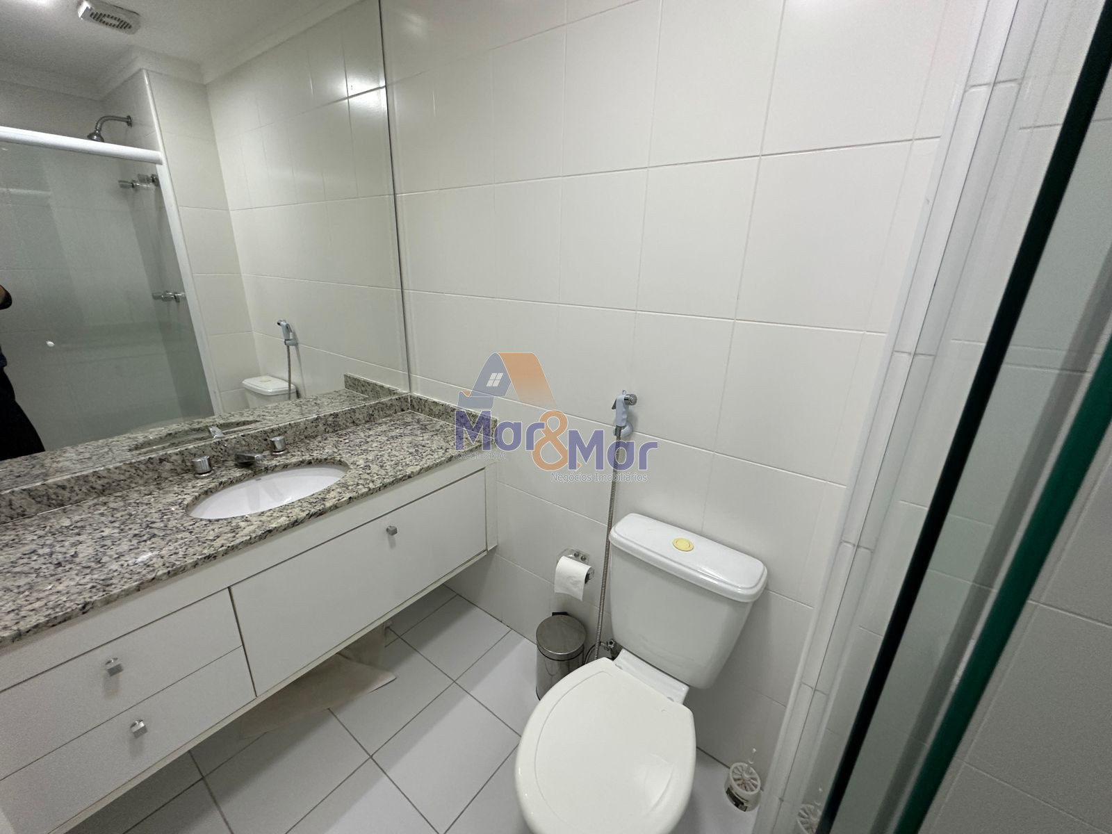 Apartamento na Praia das Pitangueiras, Guarujá - SP
