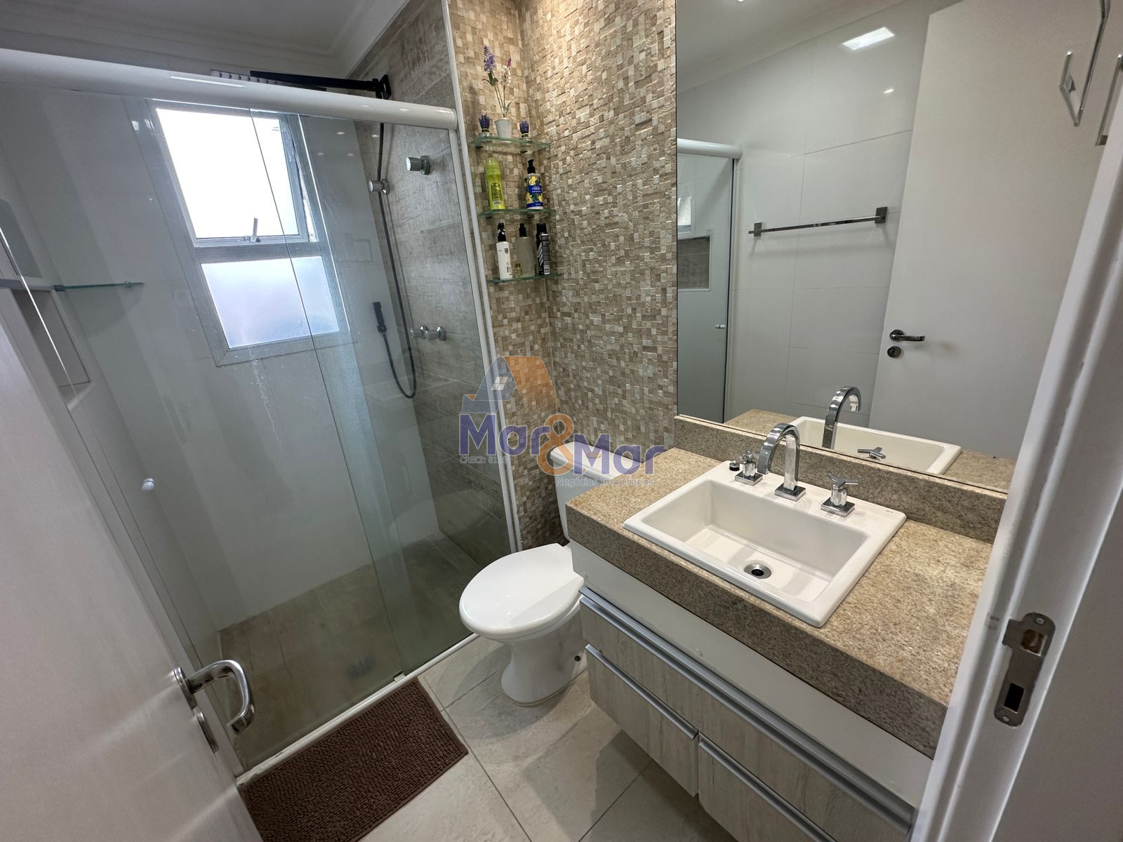 Apartamento na Praia das Pitangueiras, Guarujá - SP