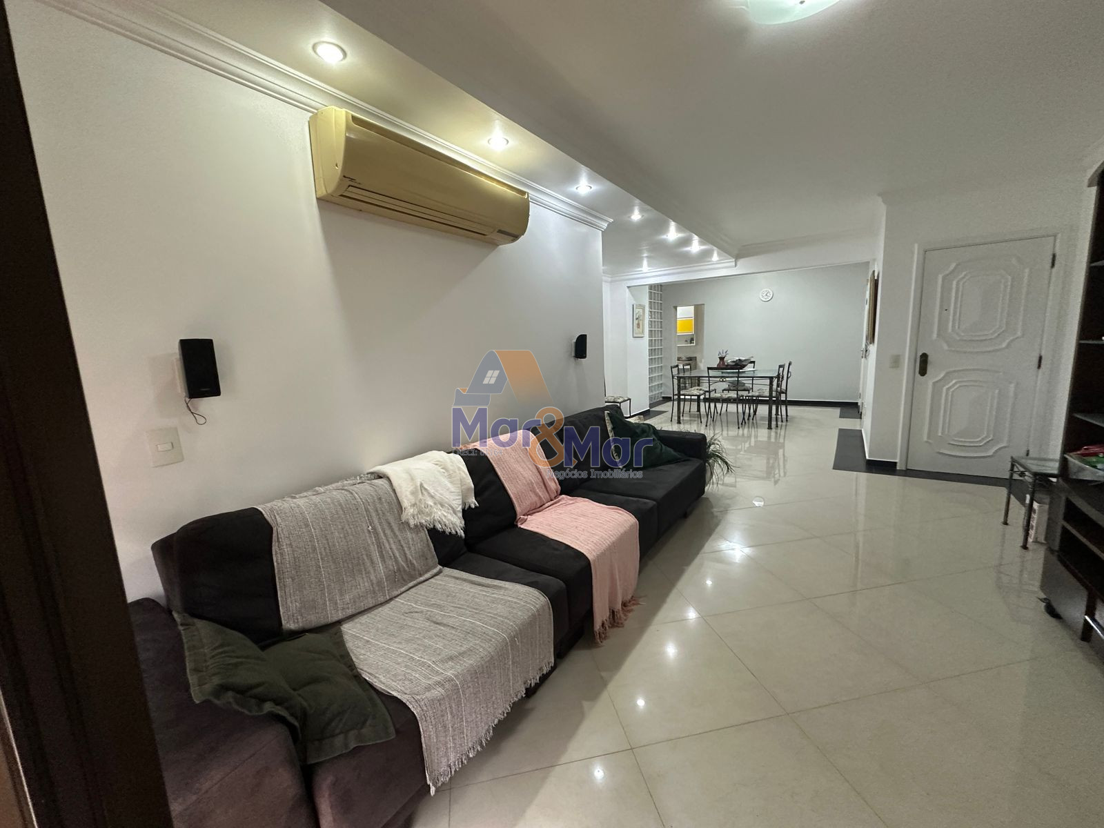 Apartamento na Praia das Pitangueiras, Guarujá - SP
