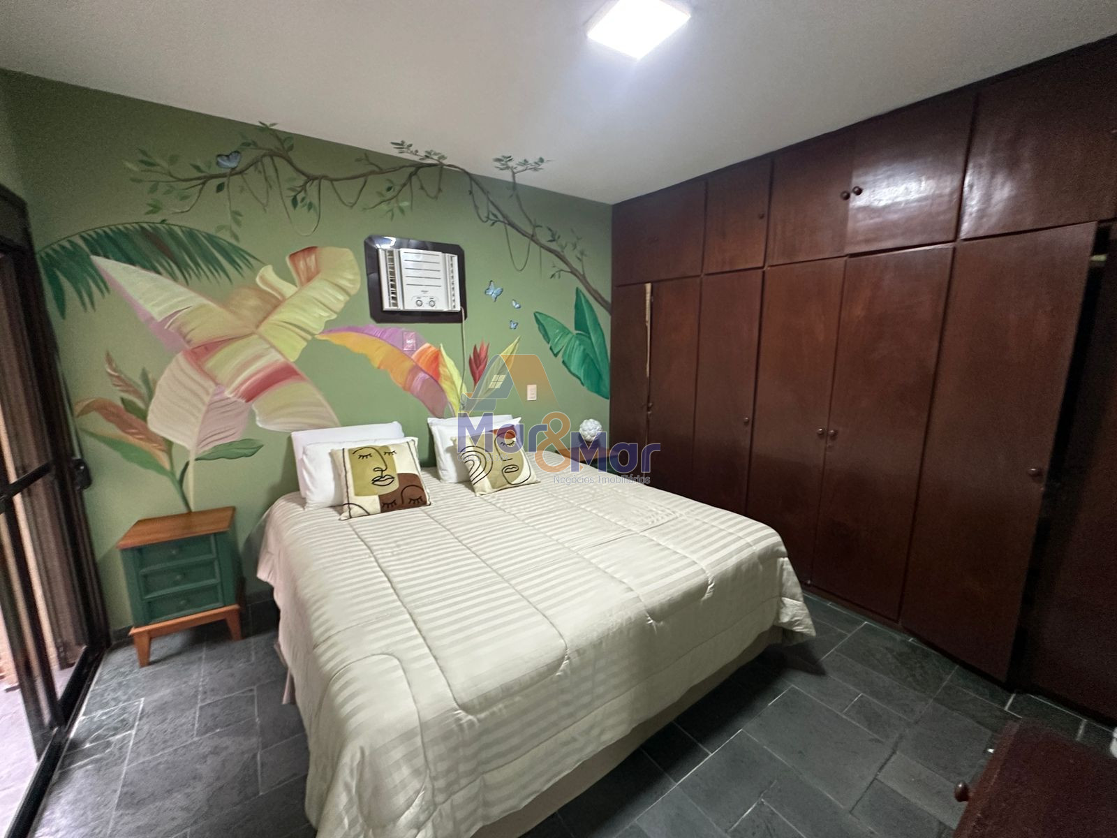Apartamento na Praia das Pitangueiras, Guarujá - SP