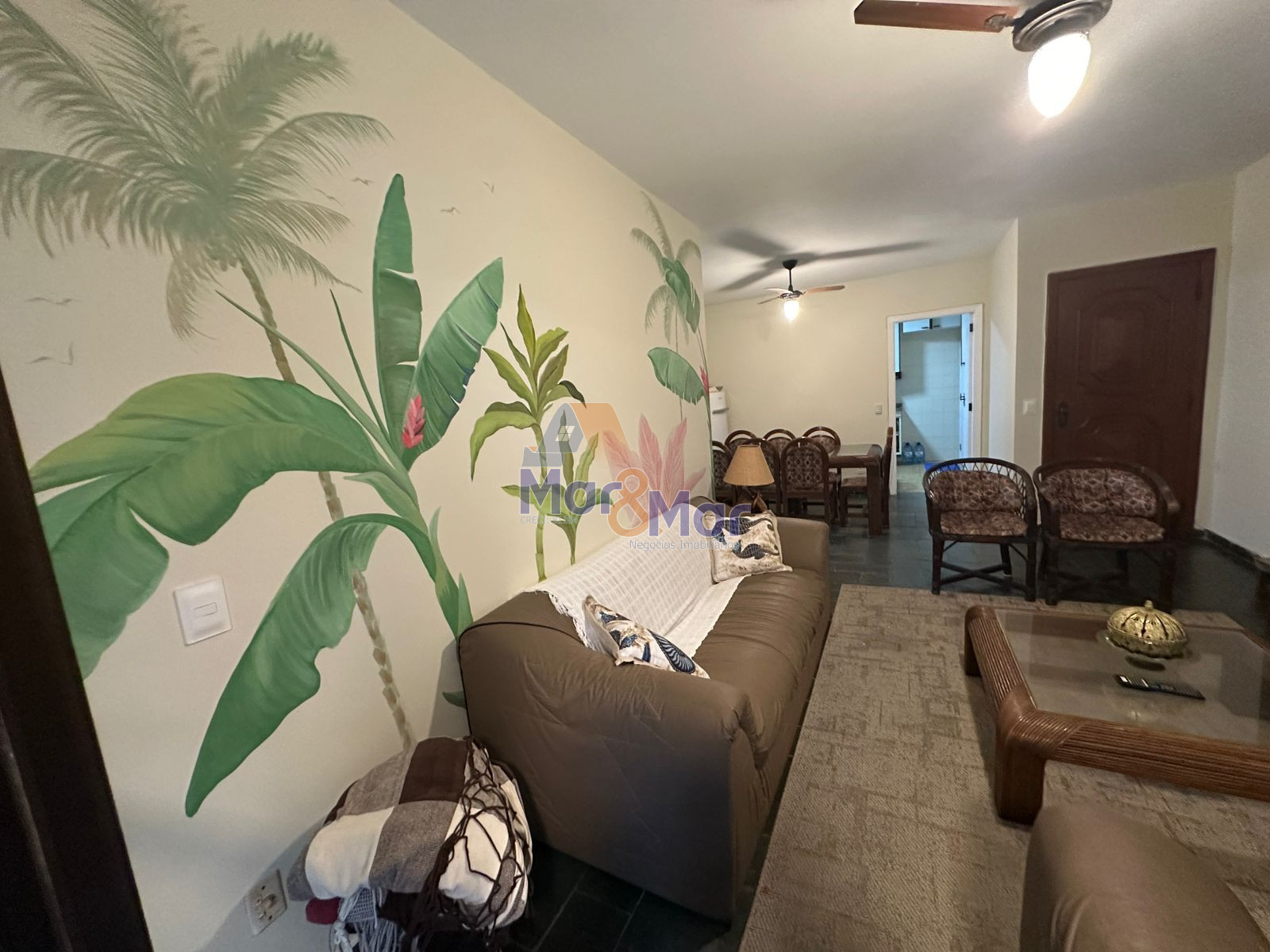 Apartamento na Praia das Pitangueiras, Guarujá - SP