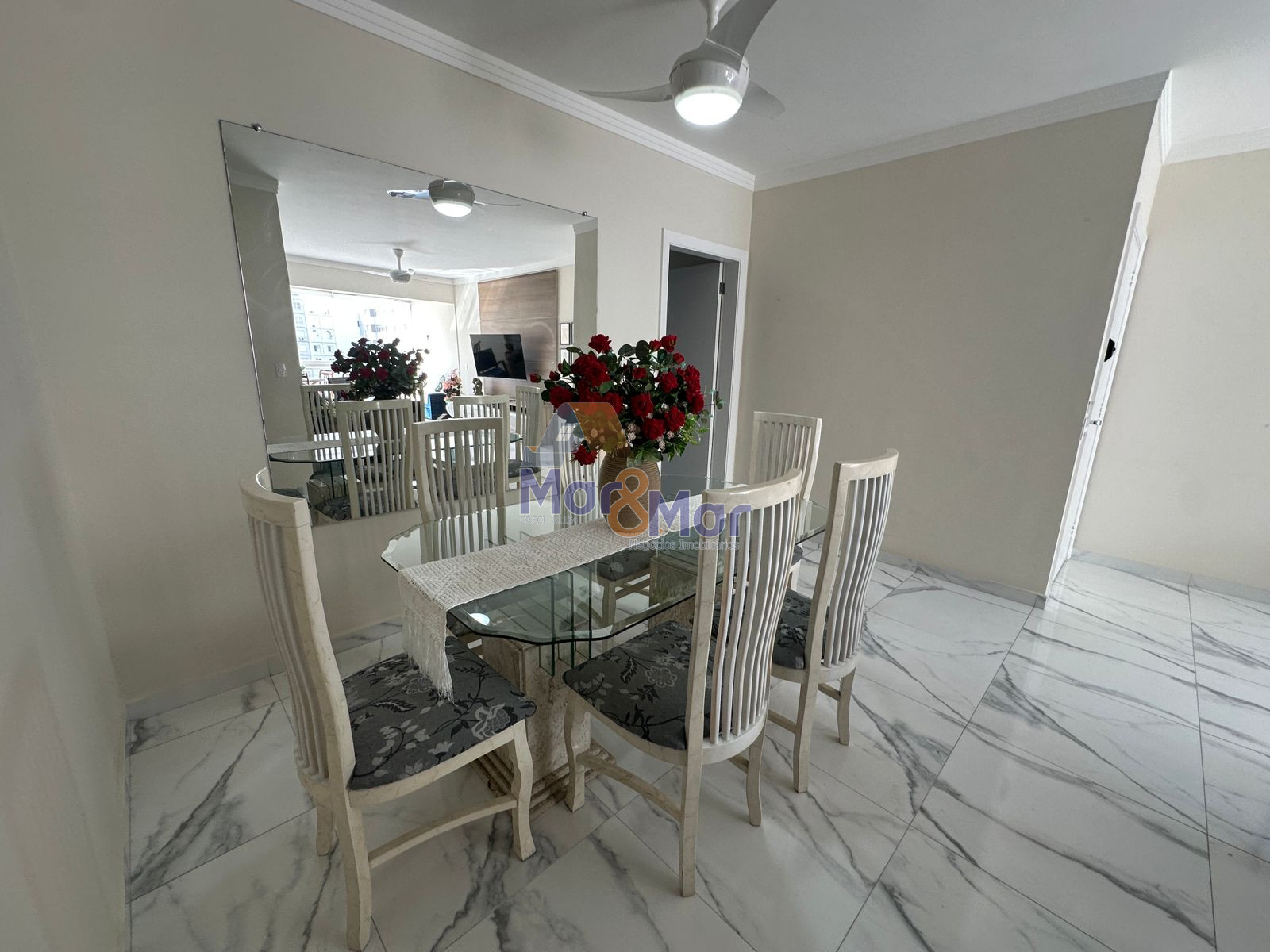 Apartamento na Praia das Pitangueiras, Guarujá - SP