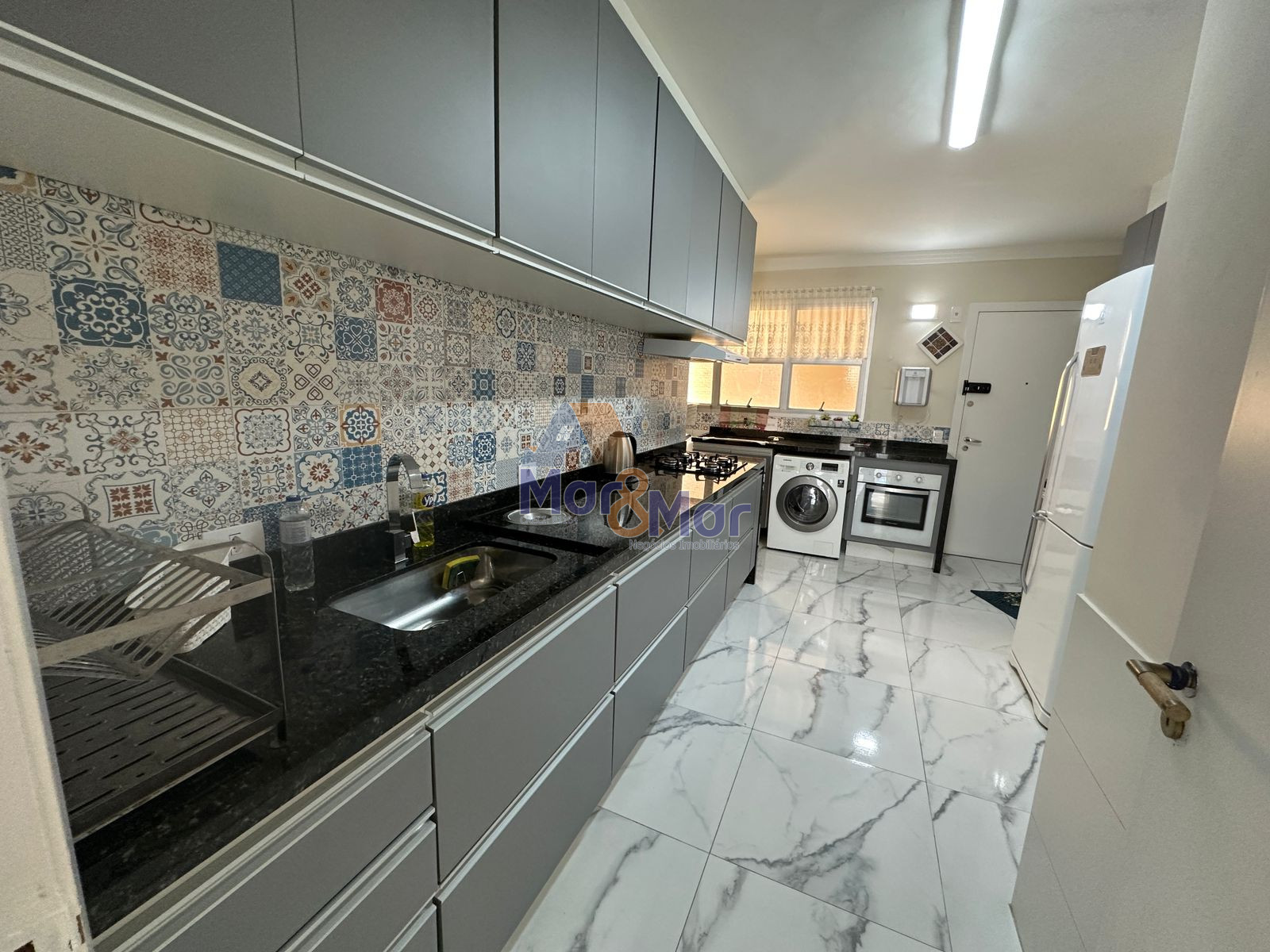 Apartamento na Praia das Pitangueiras, Guarujá - SP