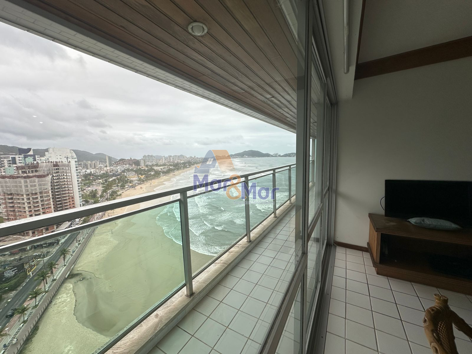 Apartamento Frente ao Mar nas Pitangueiras, Guarujá - SP