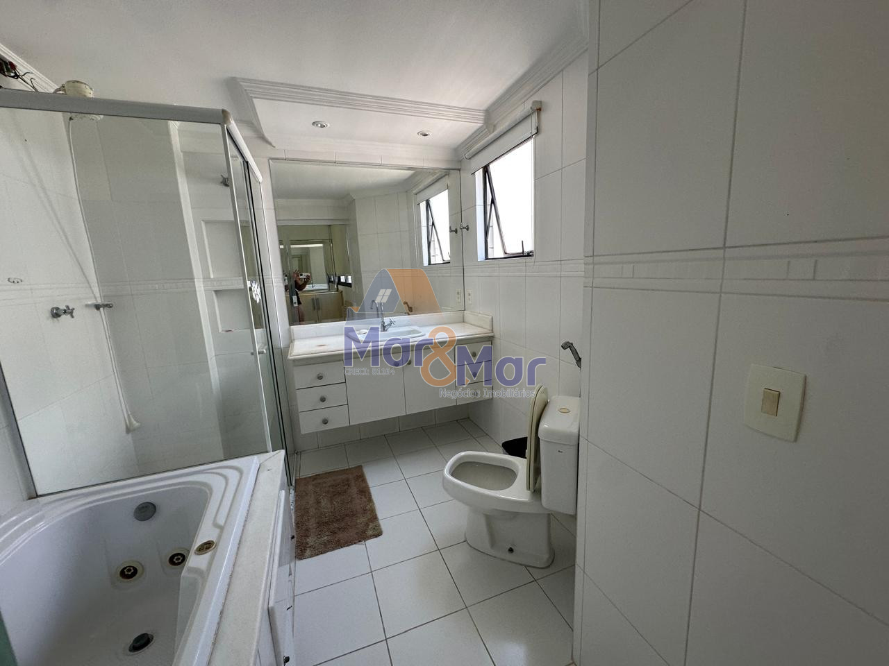 Apartamento na Praia das Pitangueiras, Guarujá - SP