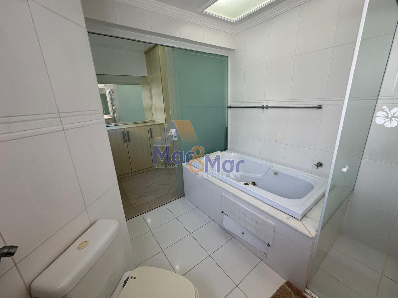 Apartamento na Praia das Pitangueiras, Guarujá - SP