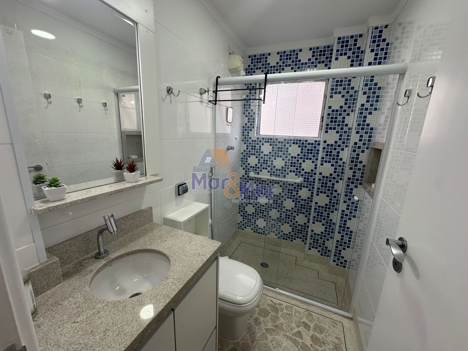Apartamento na Praia das Pitangueiras, Guarujá - SP