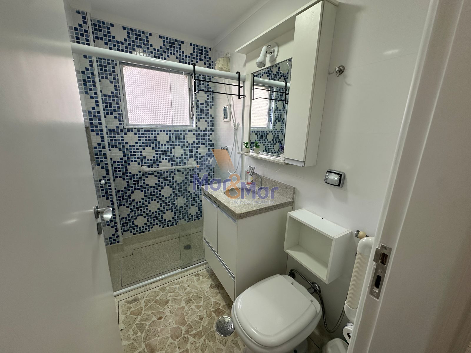 Apartamento na Praia das Pitangueiras, Guarujá - SP