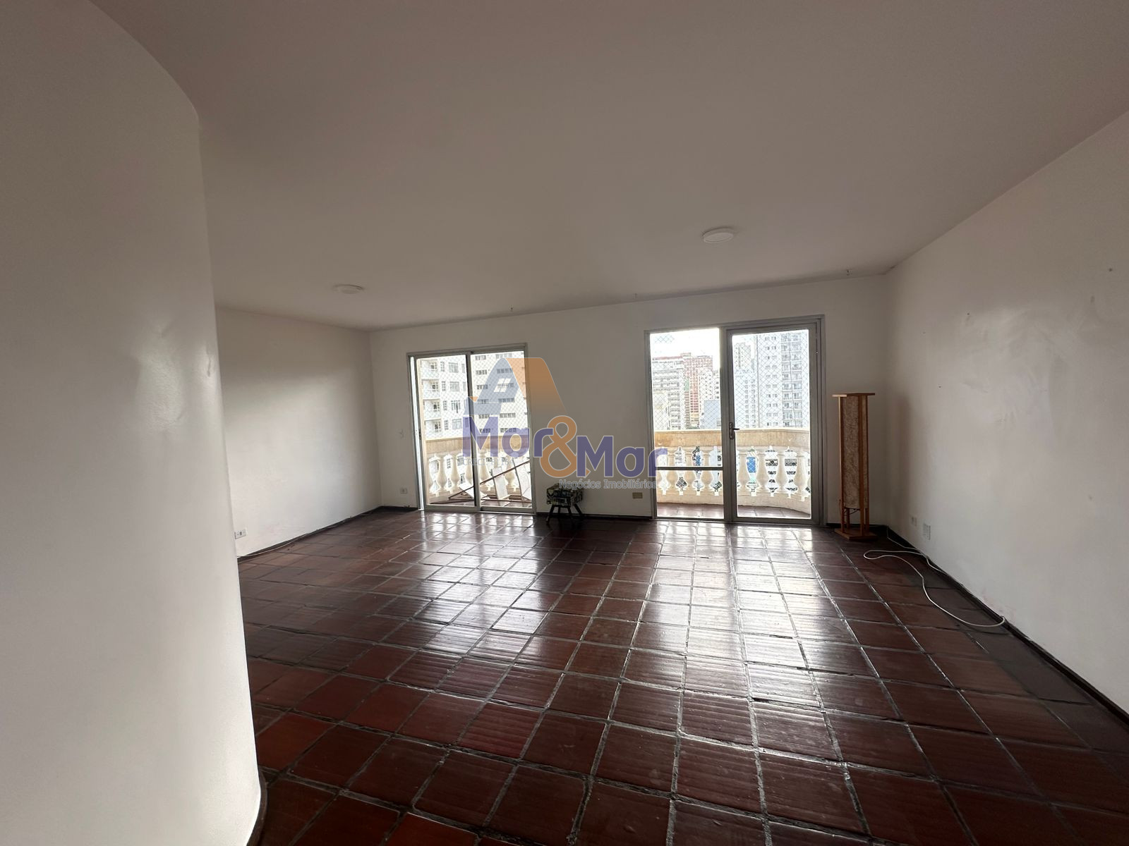 Apartamento na Praia das Pitangueiras, Guarujá - SP