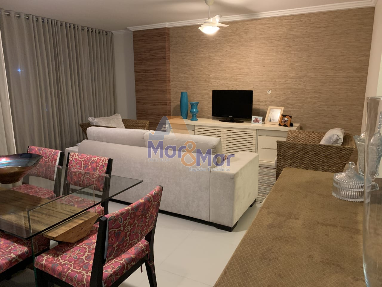 Apartamento na Praia das Pitangueiras, Guarujá - SP
