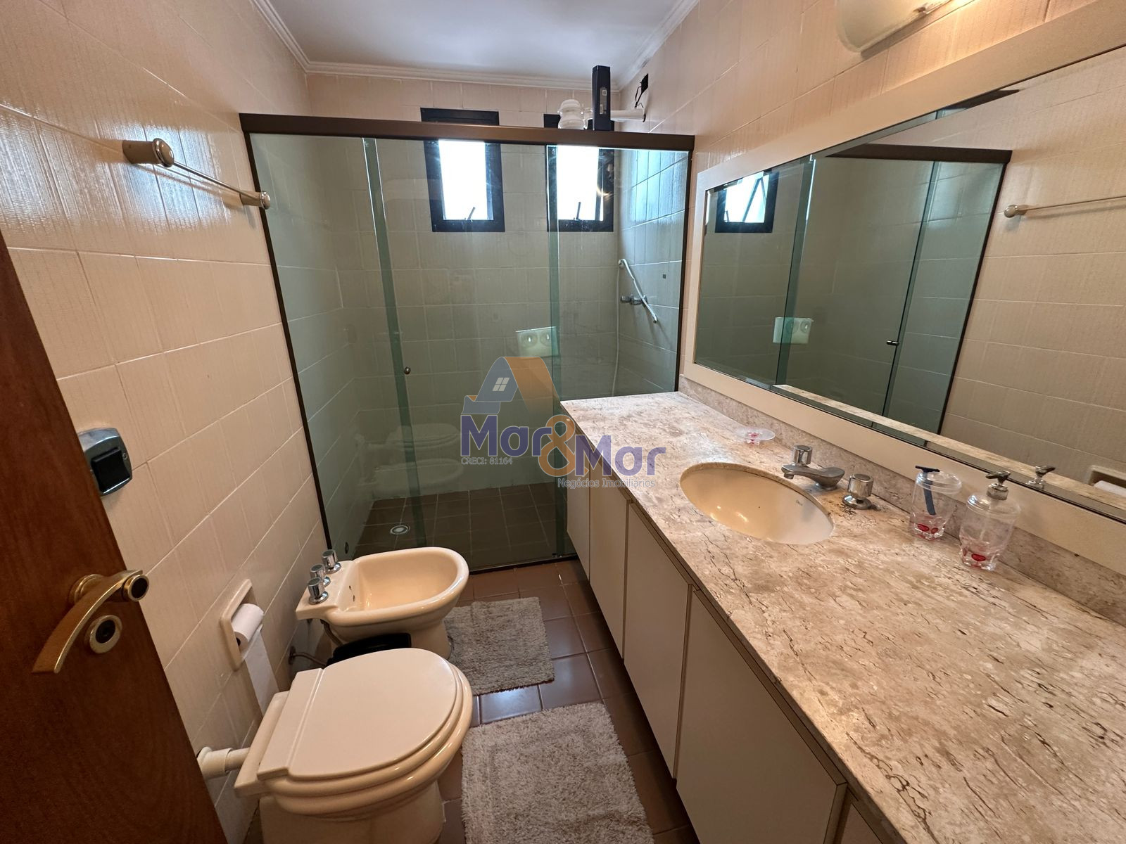 Apartamento na Praia das Pitangueiras, Guarujá - SP