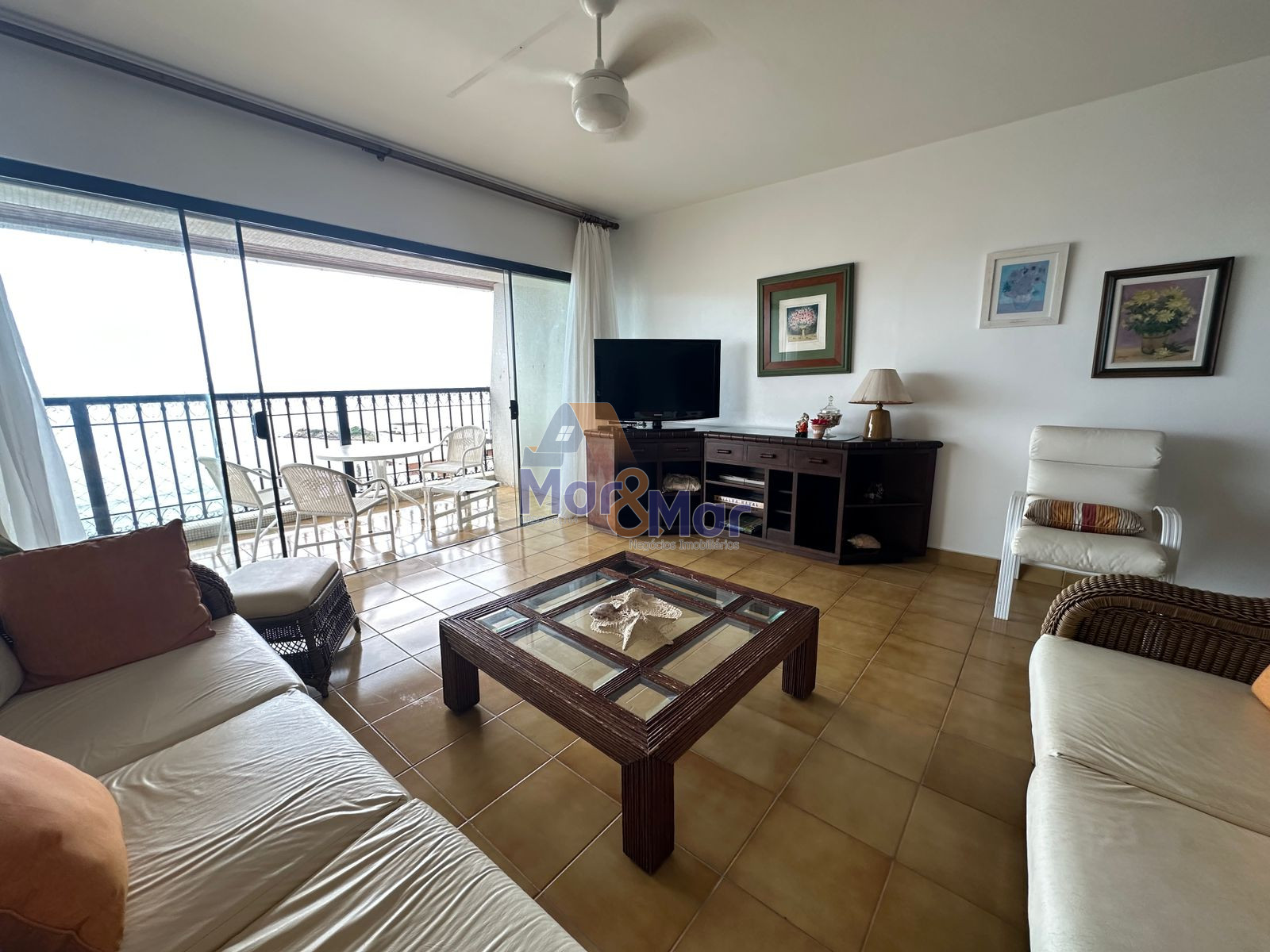 Apartamento na Praia das Pitangueiras, Guarujá - SP