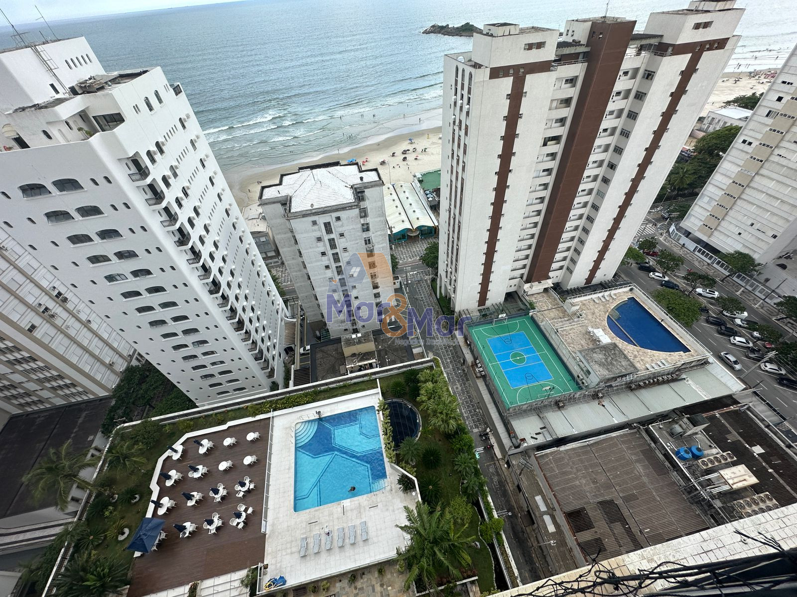 Apartamento na Praia das Pitangueiras, Guarujá - SP