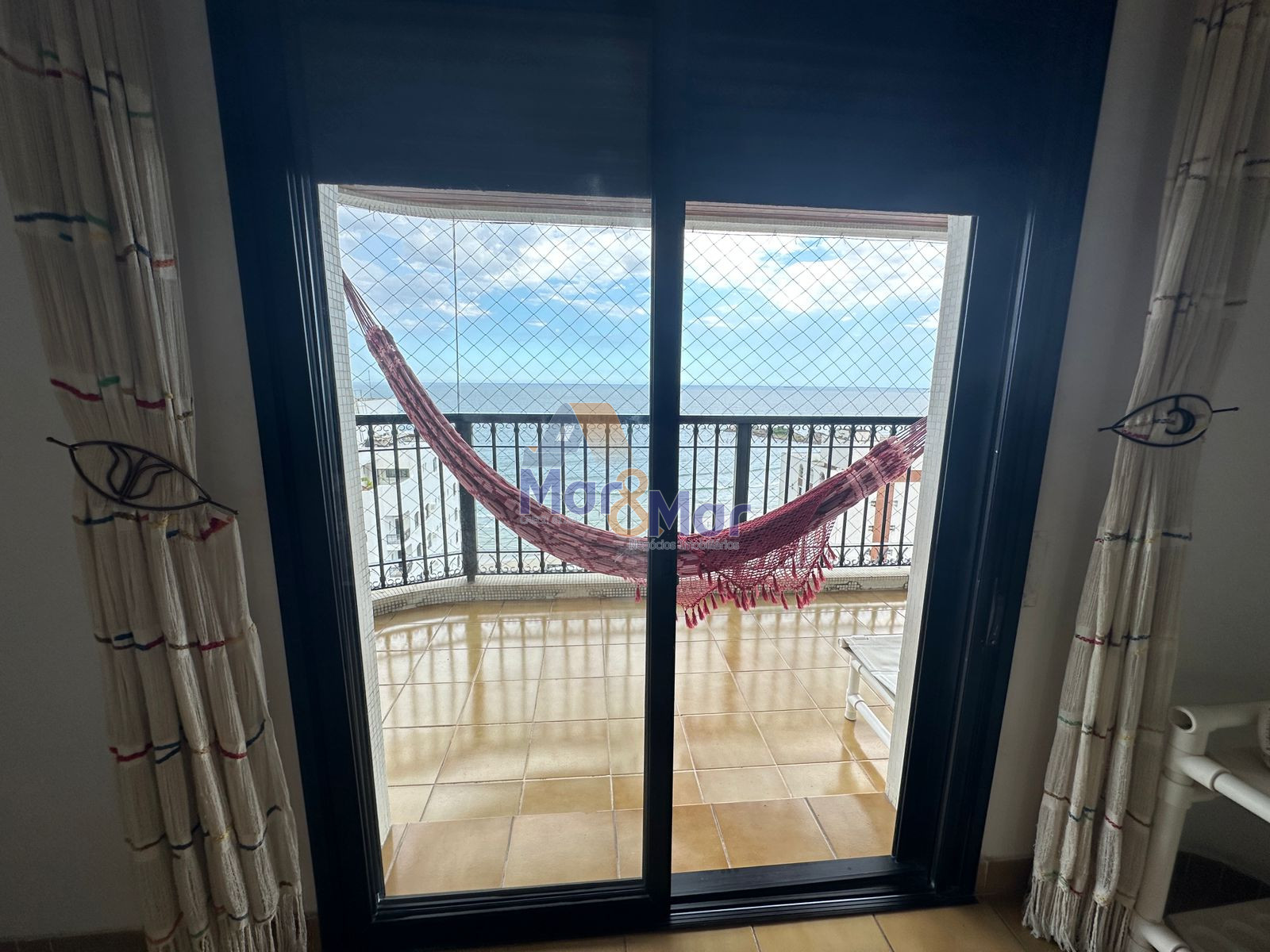 Apartamento na Praia das Pitangueiras, Guarujá - SP