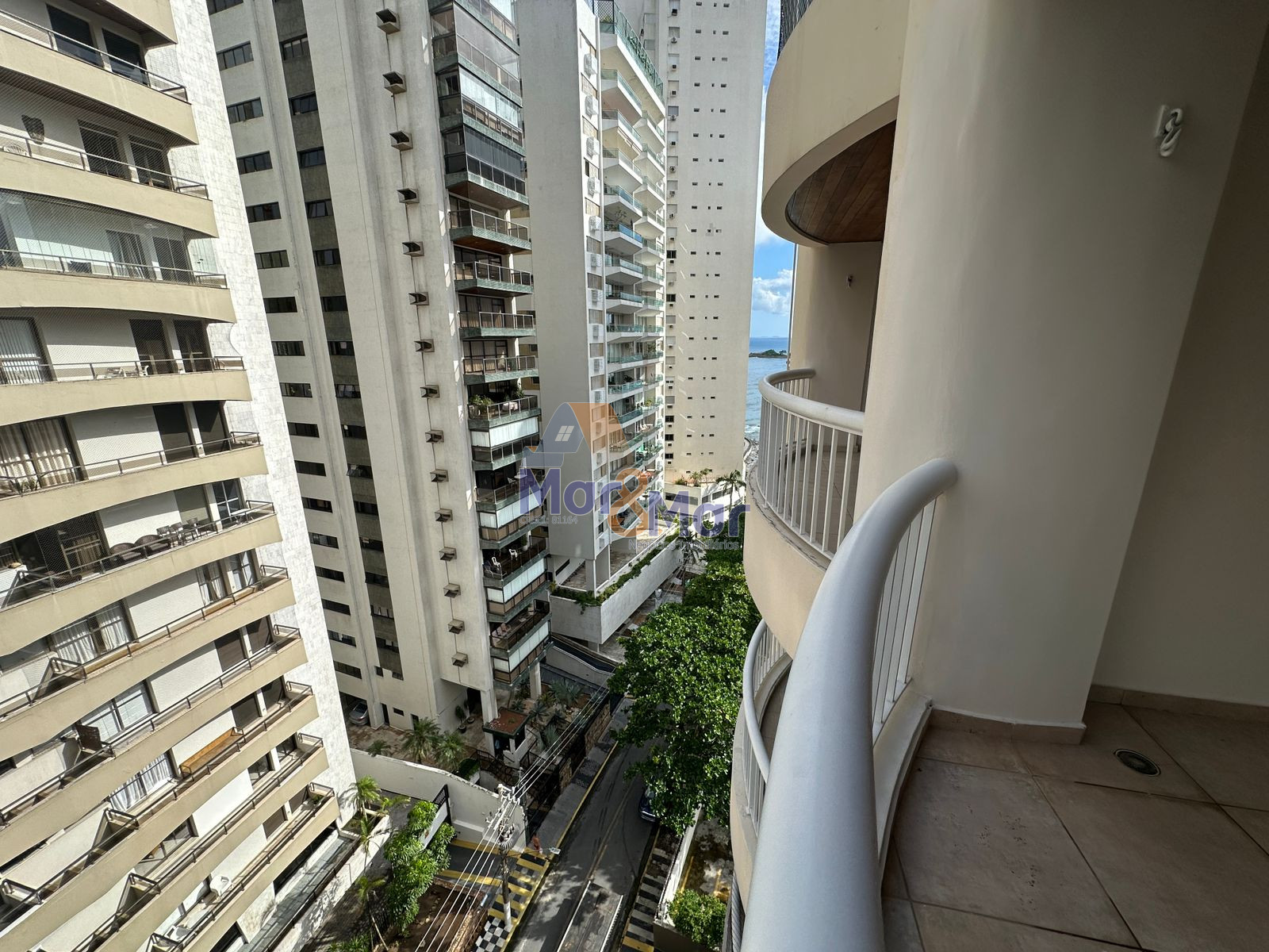 Apartamento na Praia das Pitangueiras, Guarujá - SP