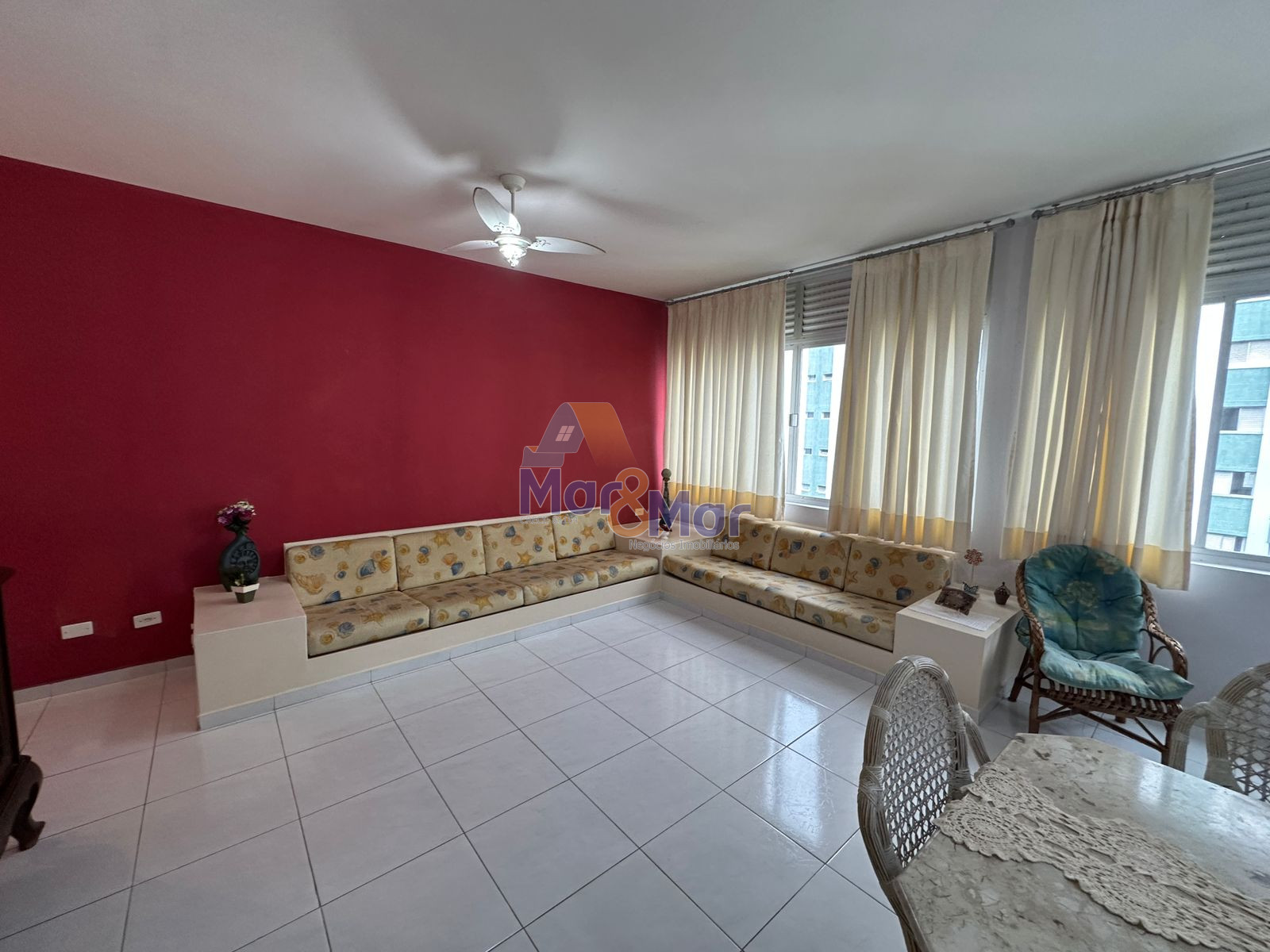 Apartamento na Praia das Pitangueiras, Guarujá - SP