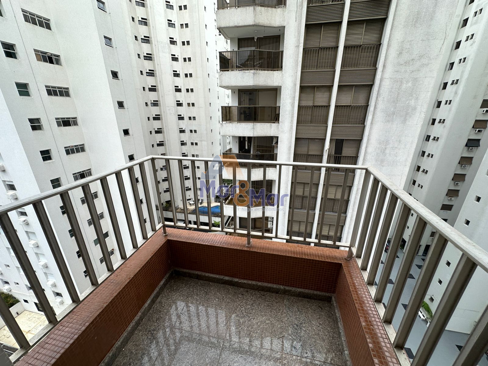Apartamento na Praia das Pitangueiras, Guarujá - SP