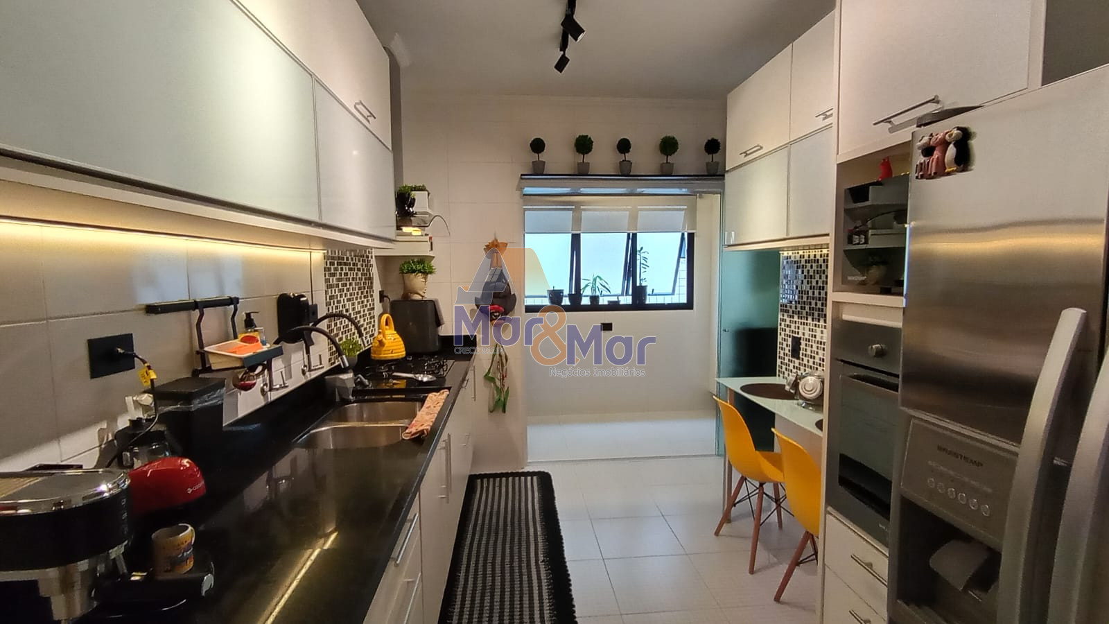 Apartamento na Praia das Pitangueiras, Guarujá - SP