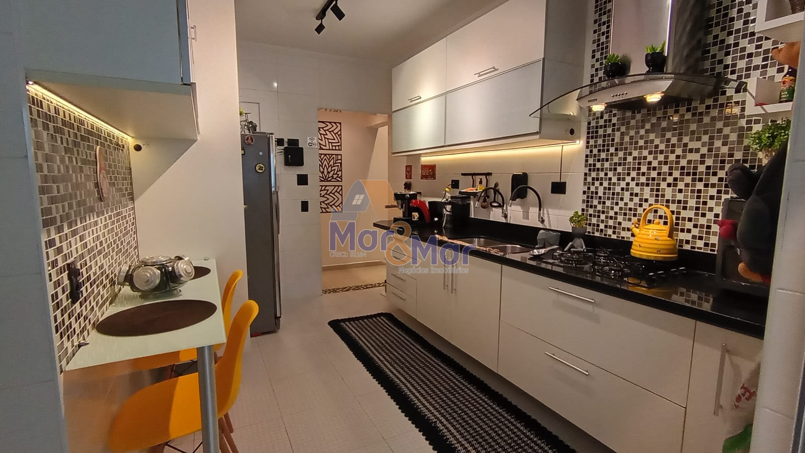 Apartamento na Praia das Pitangueiras, Guarujá - SP