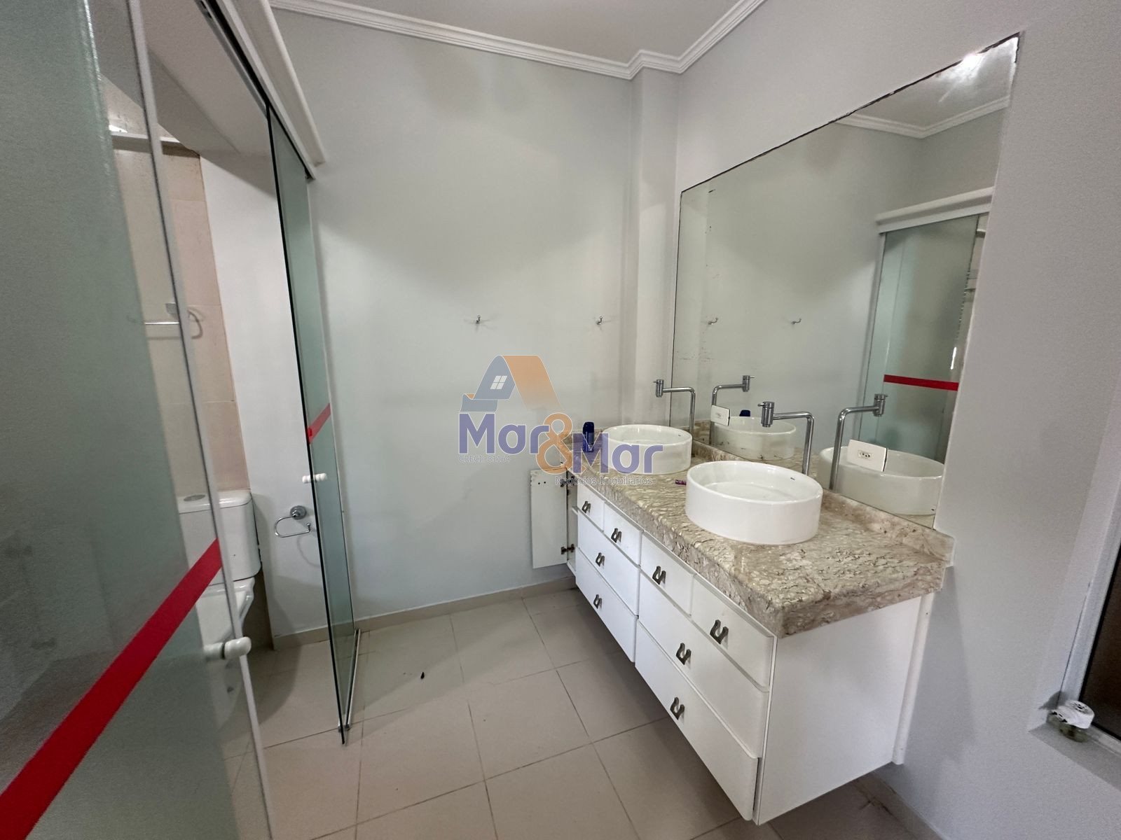 Apartamento na Praia das Pitangueiras, Guarujá - SP