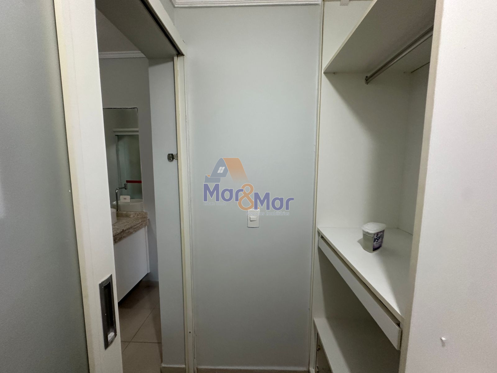 Apartamento na Praia das Pitangueiras, Guarujá - SP