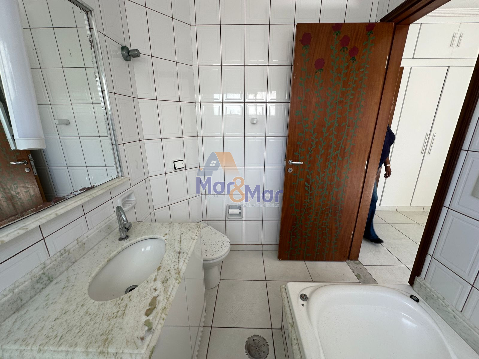 Apartamento à 50 Metros da Praia da Pitangueiras, Guarujá-SP