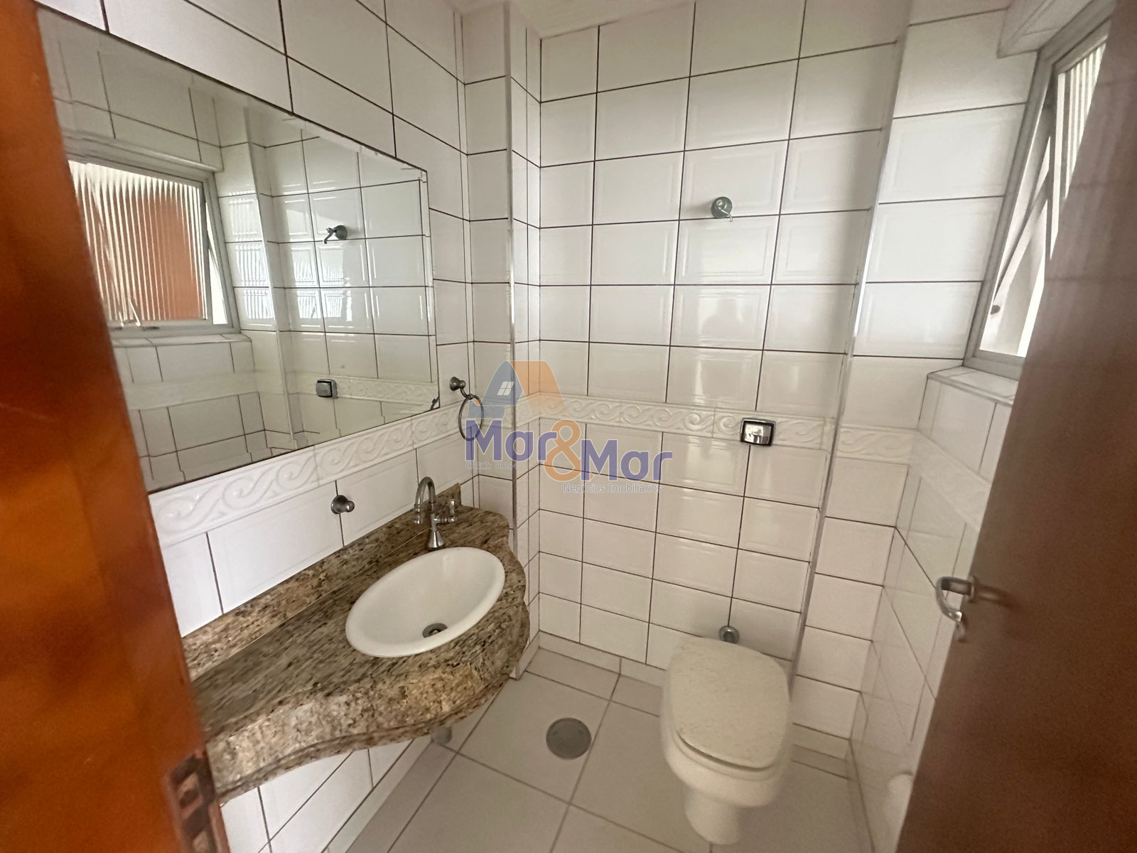 Apartamento à 50 Metros da Praia da Pitangueiras, Guarujá-SP