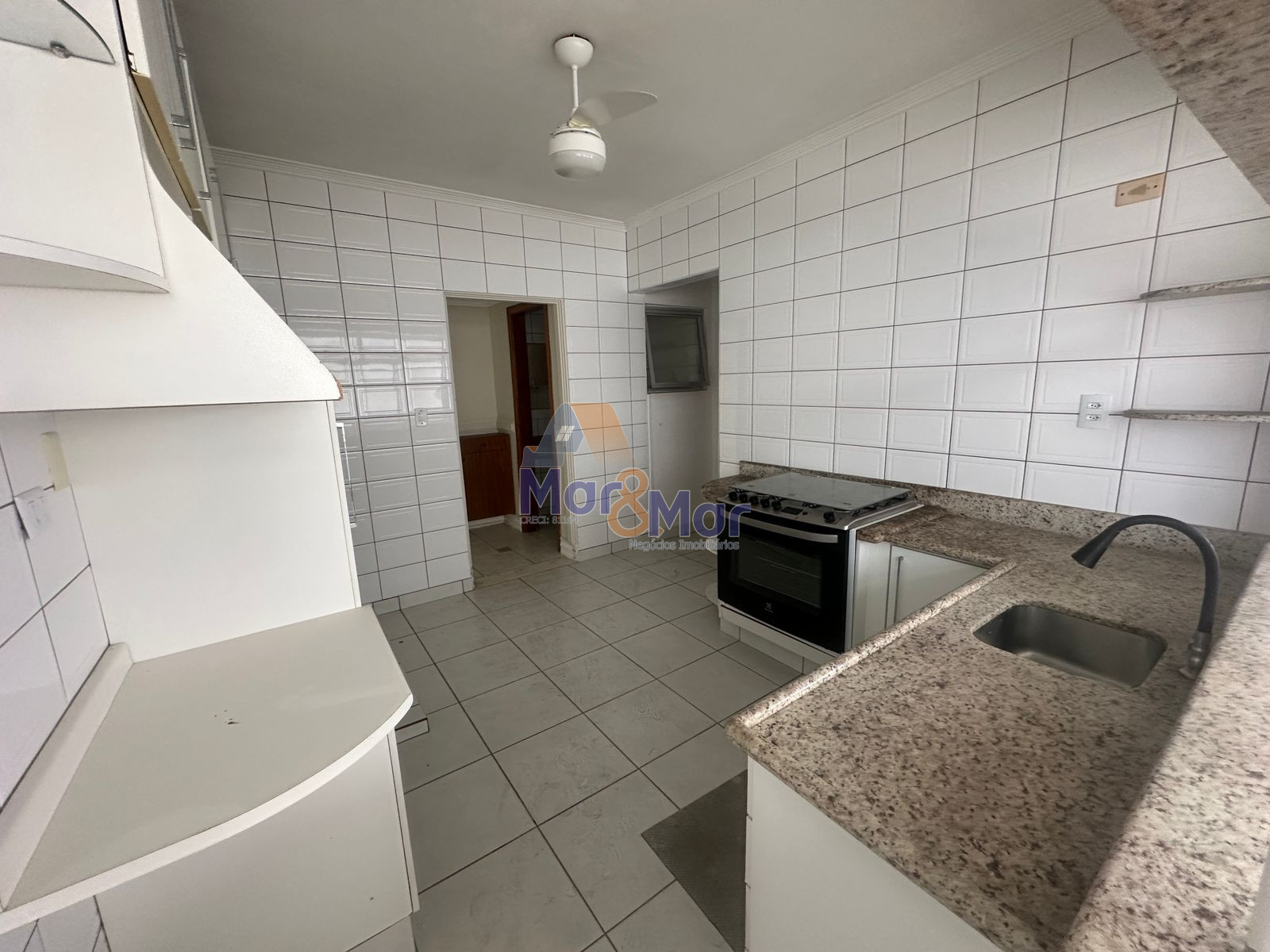 Apartamento à 50 Metros da Praia da Pitangueiras, Guarujá-SP