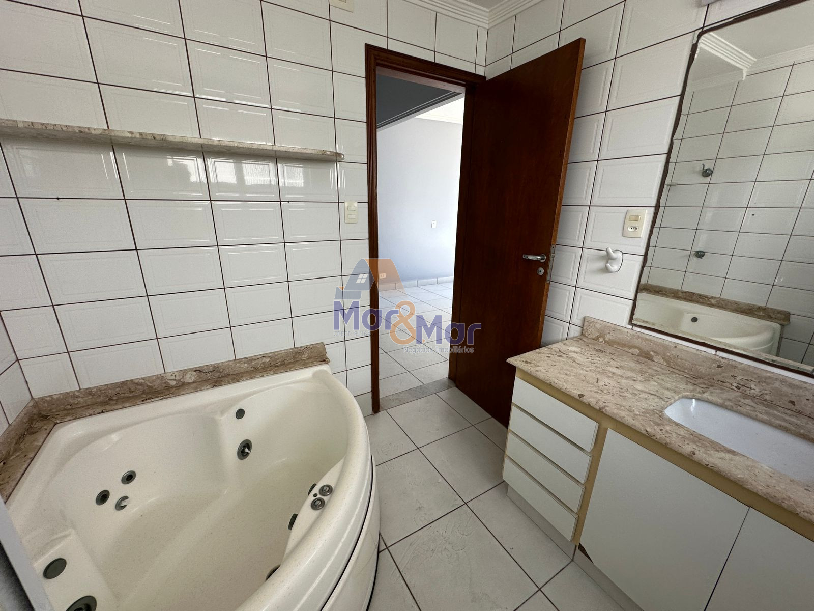Apartamento à 50 Metros da Praia da Pitangueiras, Guarujá-SP