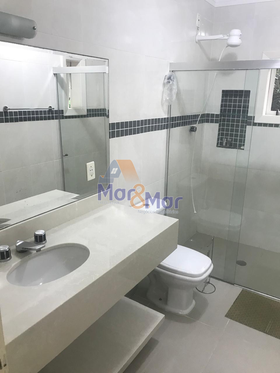 Casa Duplex à Venda no Guaiuba - Guarujá