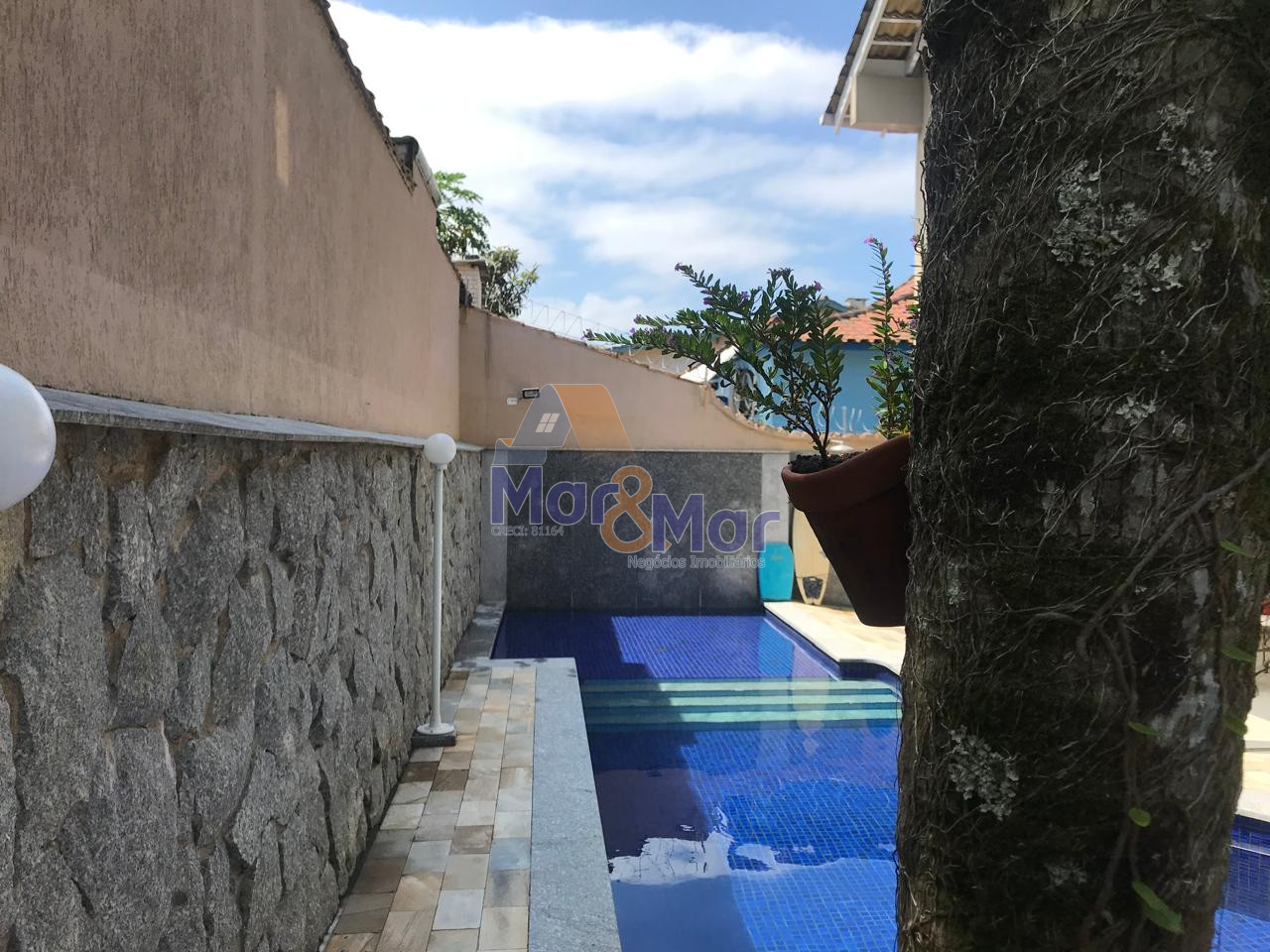 Casa Duplex à Venda no Guaiuba - Guarujá