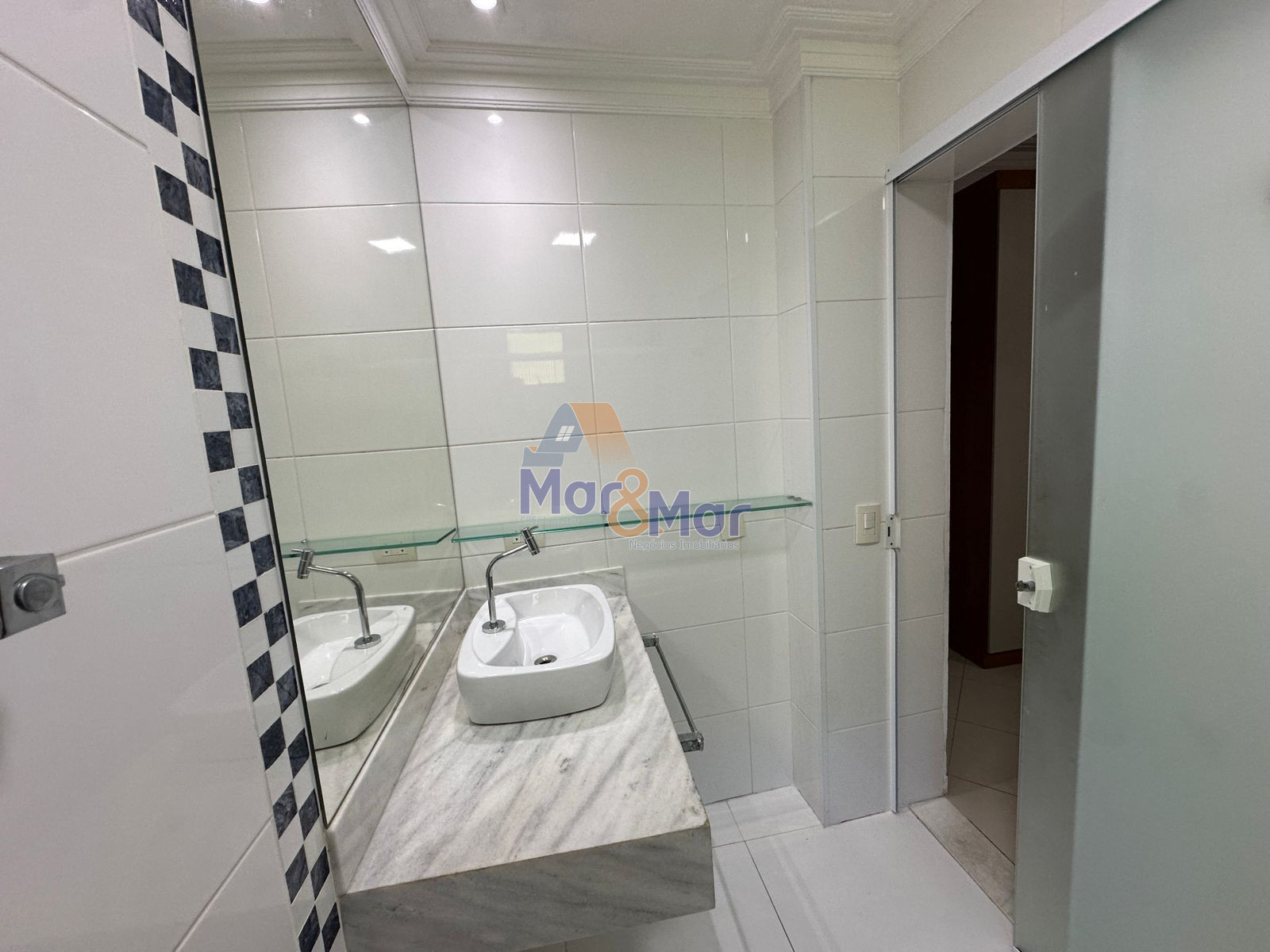 Apartamento na Praia das Pitangueiras, Guarujá - SP
