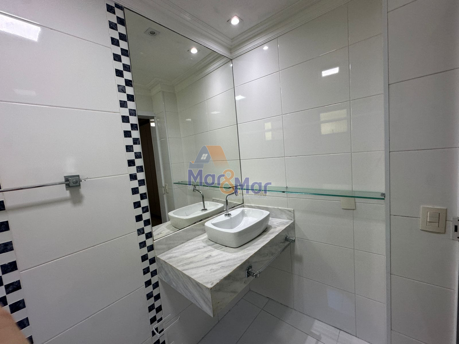 Apartamento na Praia das Pitangueiras, Guarujá - SP