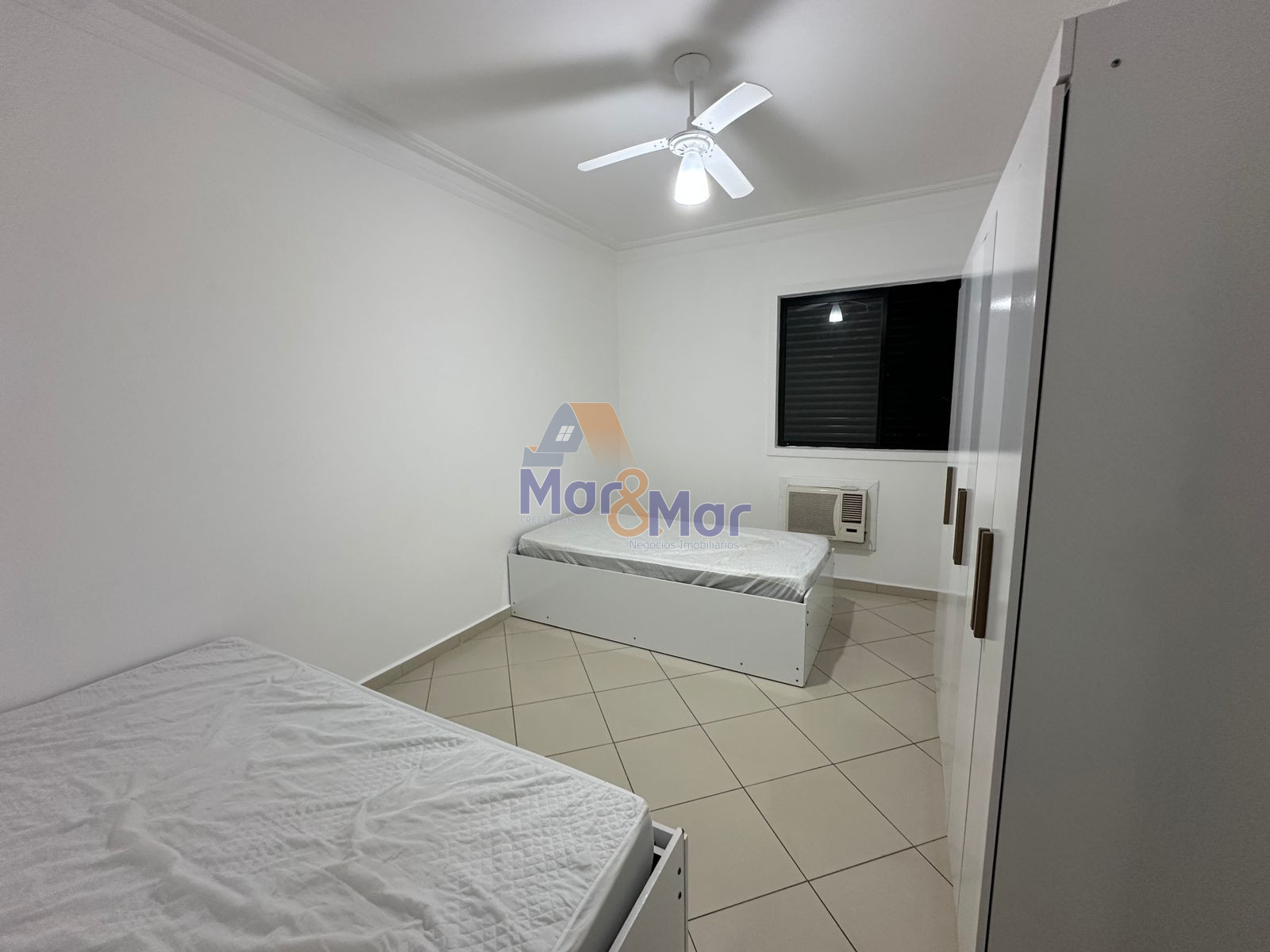 Apartamento na Praia das Pitangueiras, Guarujá - SP