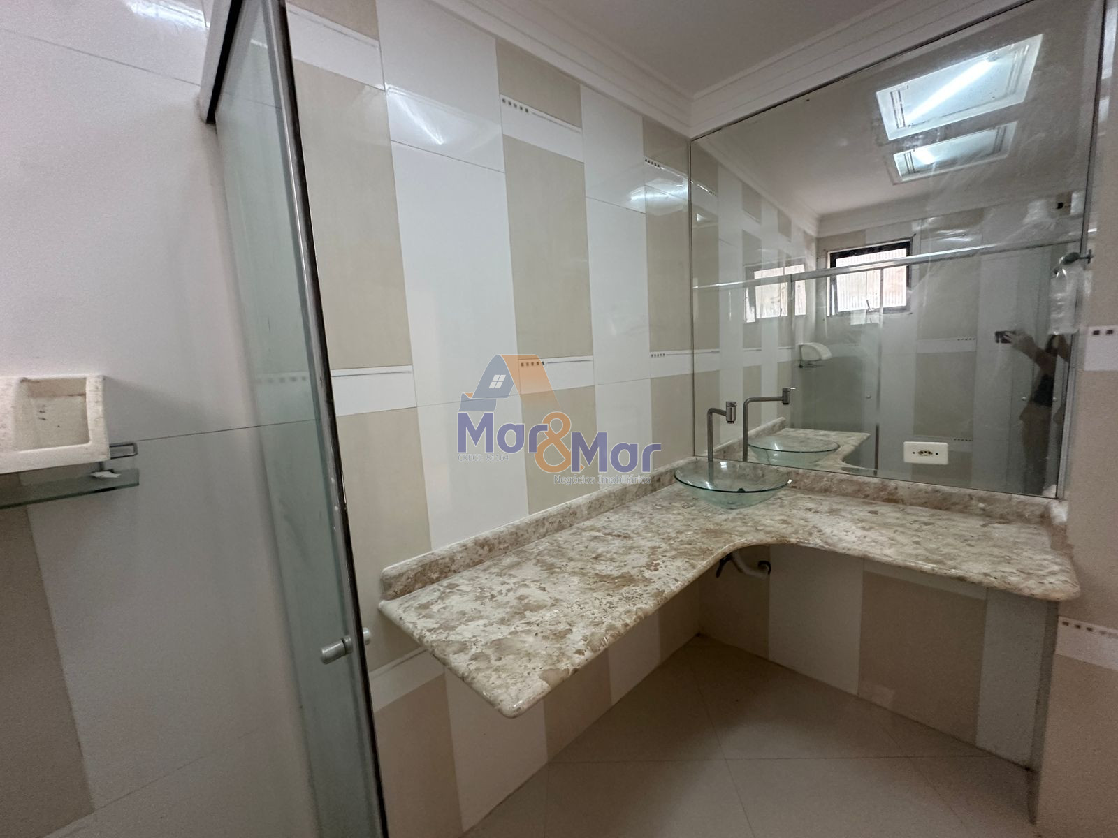 Apartamento na Praia das Pitangueiras, Guarujá - SP
