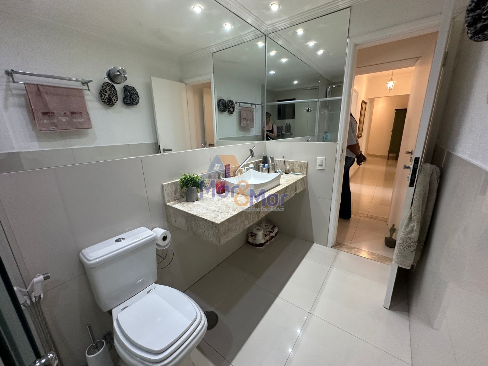 Apartamento na Praia das Pitangueiras, Guarujá - SP