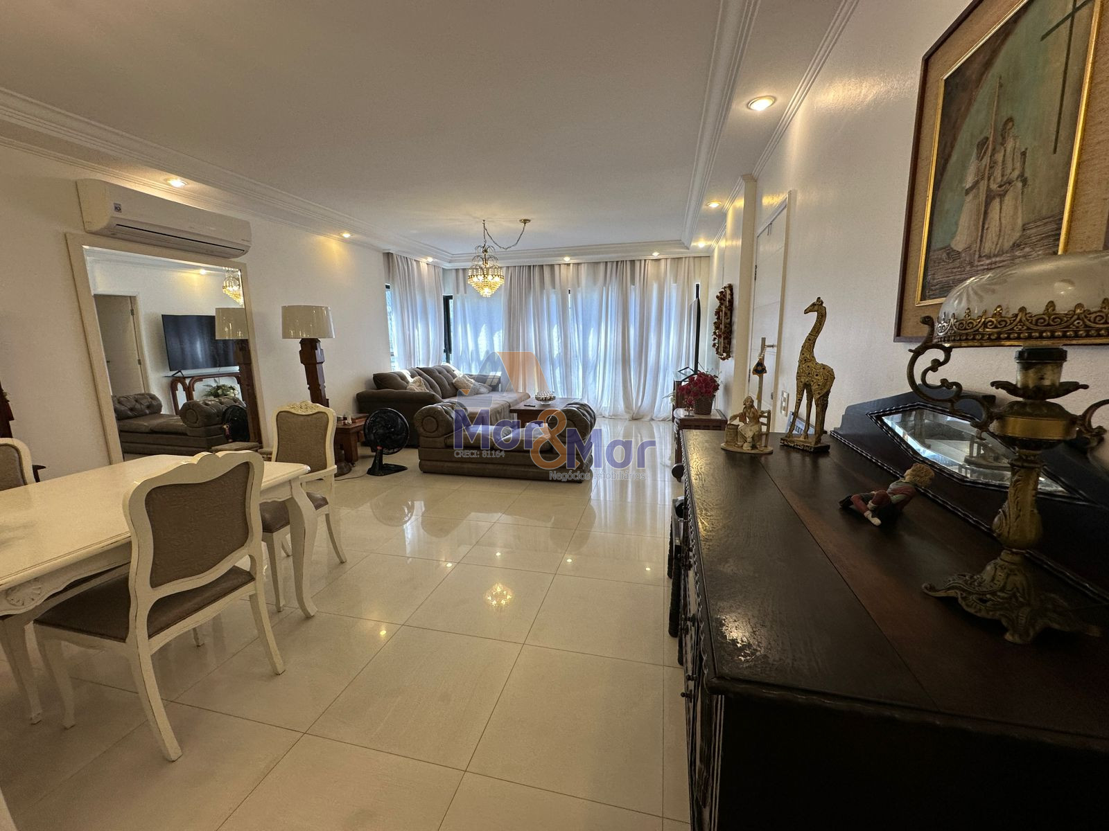 Apartamento na Praia das Pitangueiras, Guarujá - SP