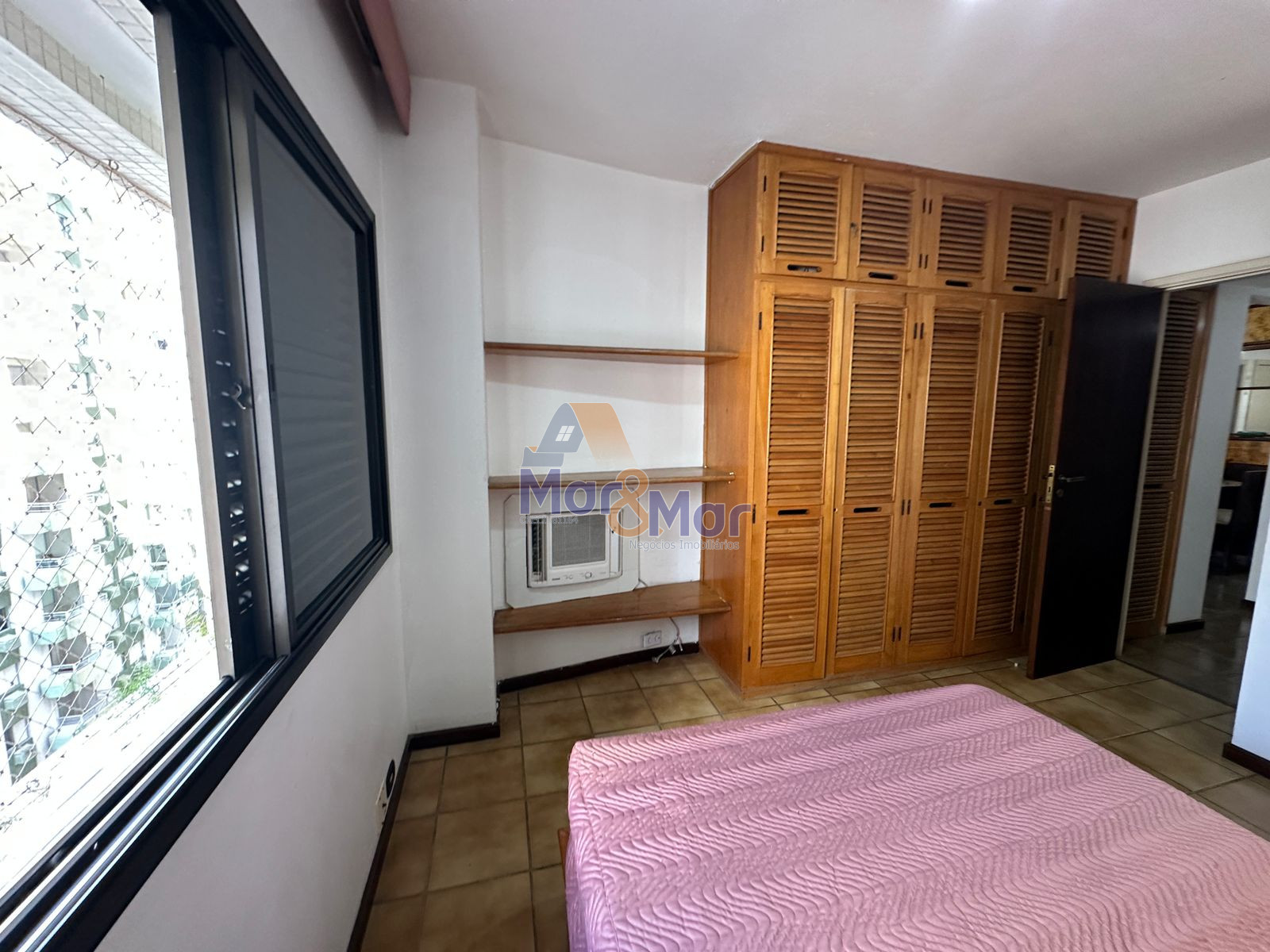 Apartamento na Praia das Pitangueiras, Guarujá - SP