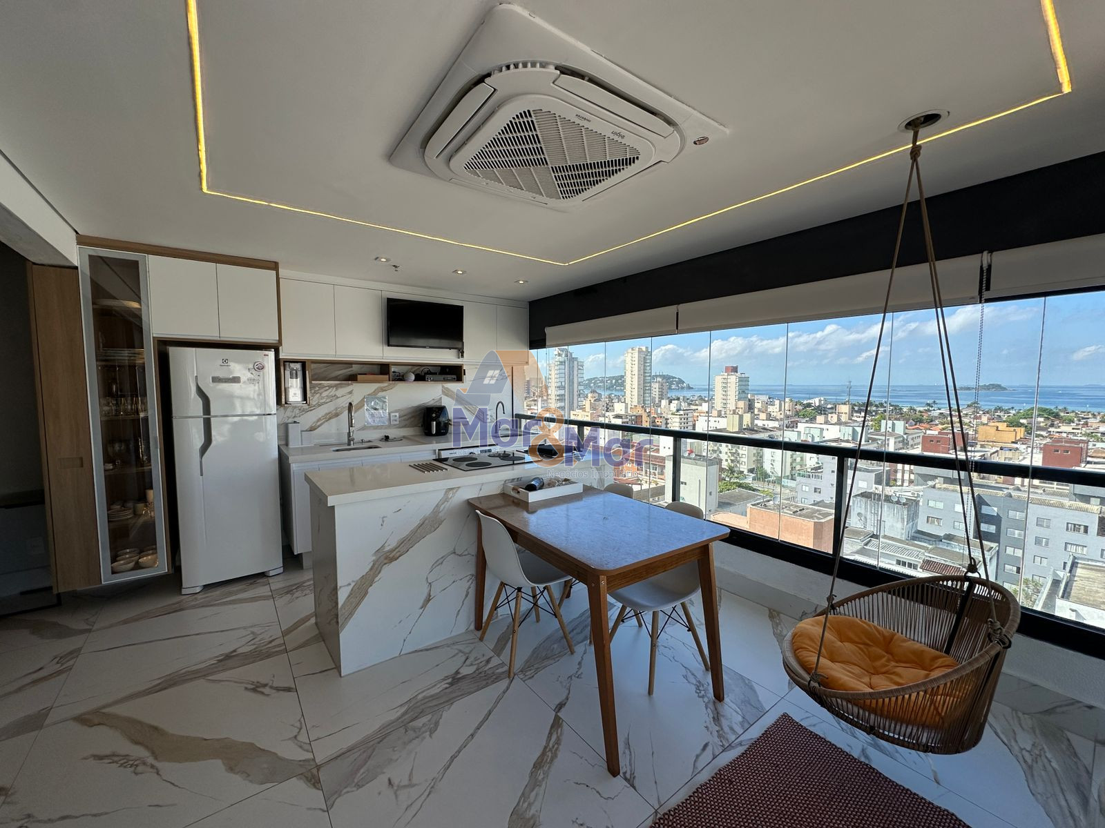 Apartamento na Praia da Enseada, Guarujá - SP