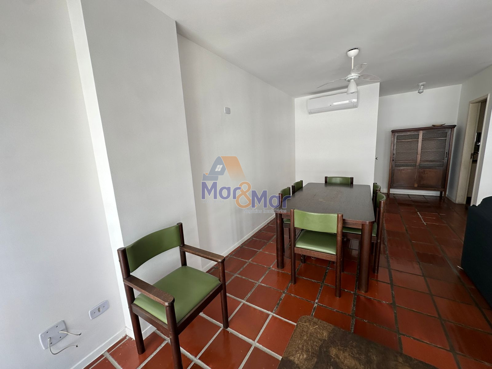 Apartamento na Praia das Pitangueiras, Guarujá - SP