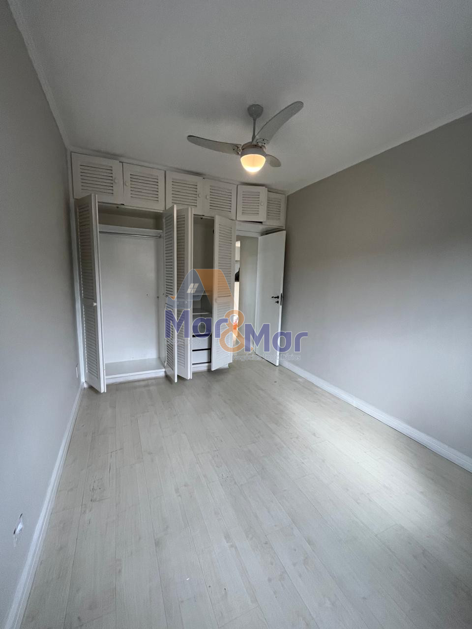 Apartamento na Praia da Enseada, Guarujá - SP