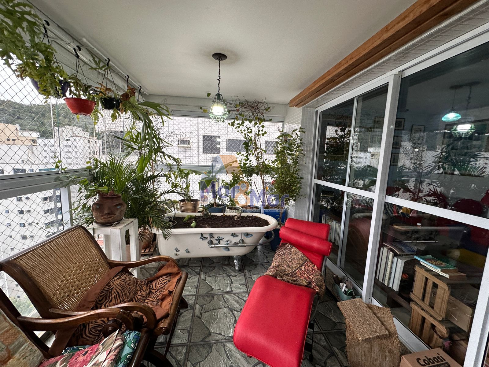 Apartamento na Praia das Pitangueiras, Guarujá - SP