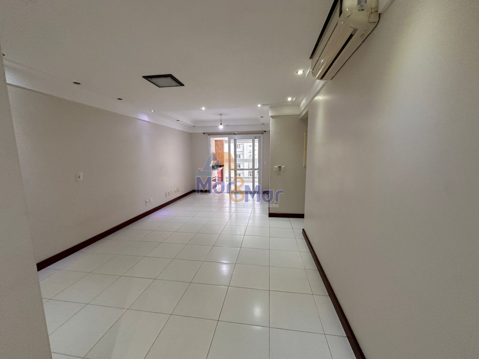Apartamento na Praia das Pitangueiras, Guarujá - SP