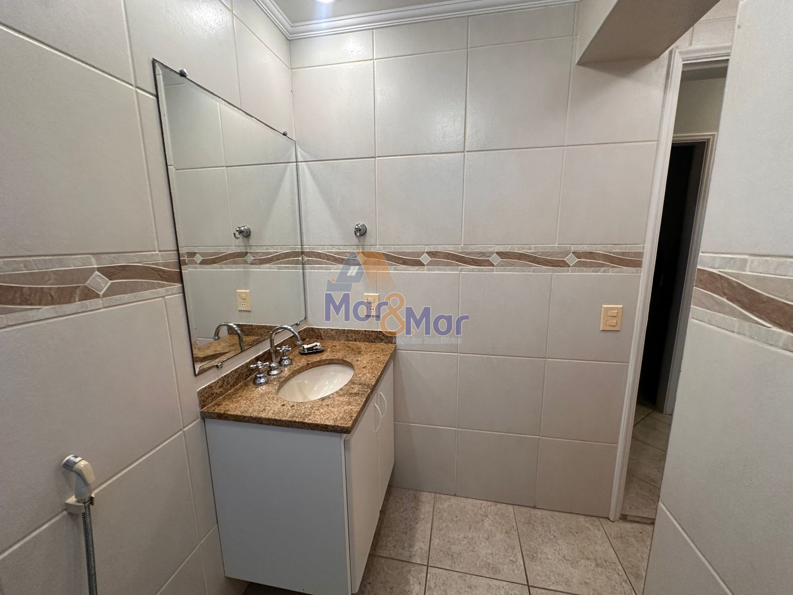 Apartamento na Praia das Pitangueiras, Guarujá - SP
