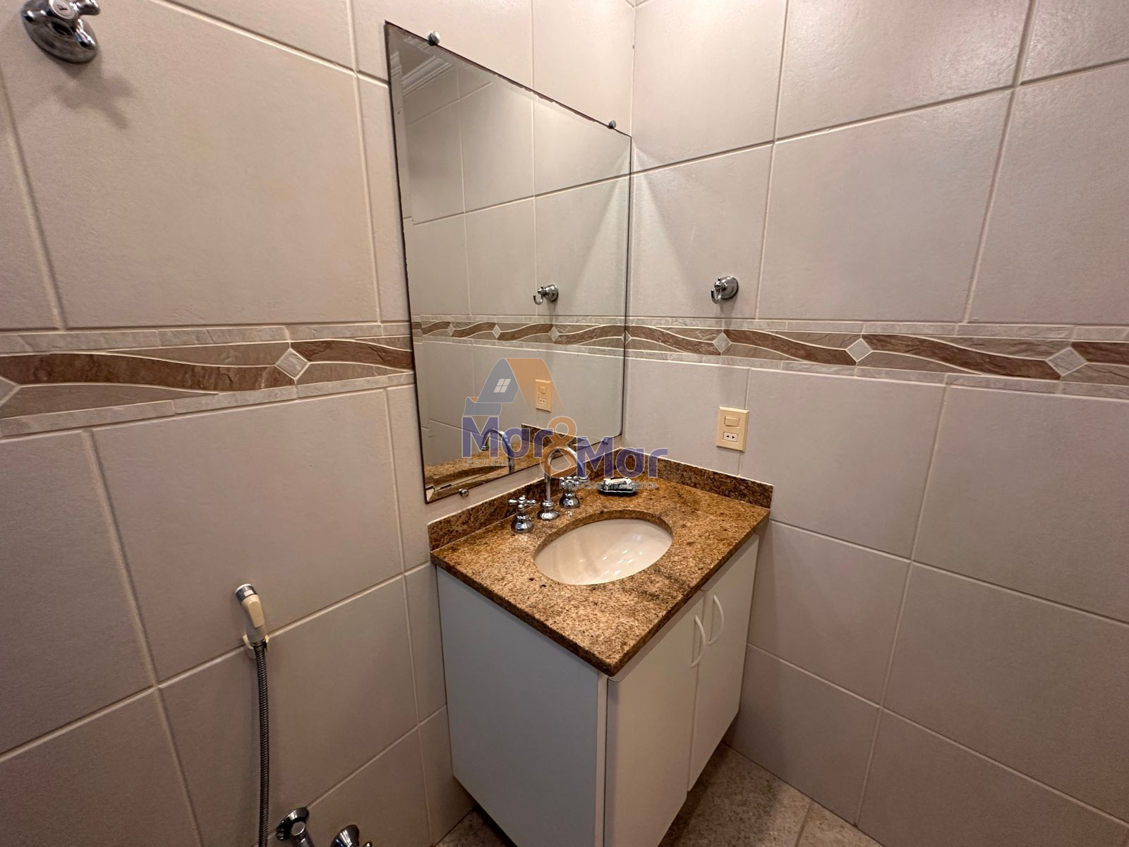 Apartamento na Praia das Pitangueiras, Guarujá - SP